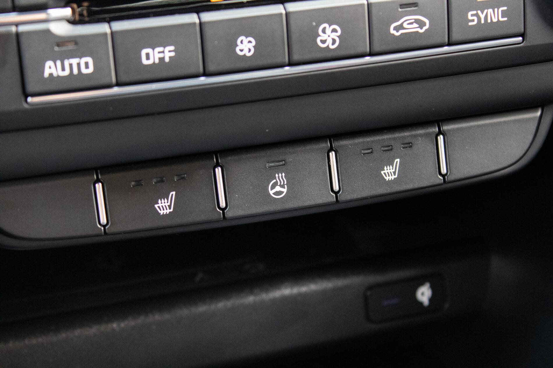 2019 Kia ProCeed GT, bílá hatchback, 115 981 km