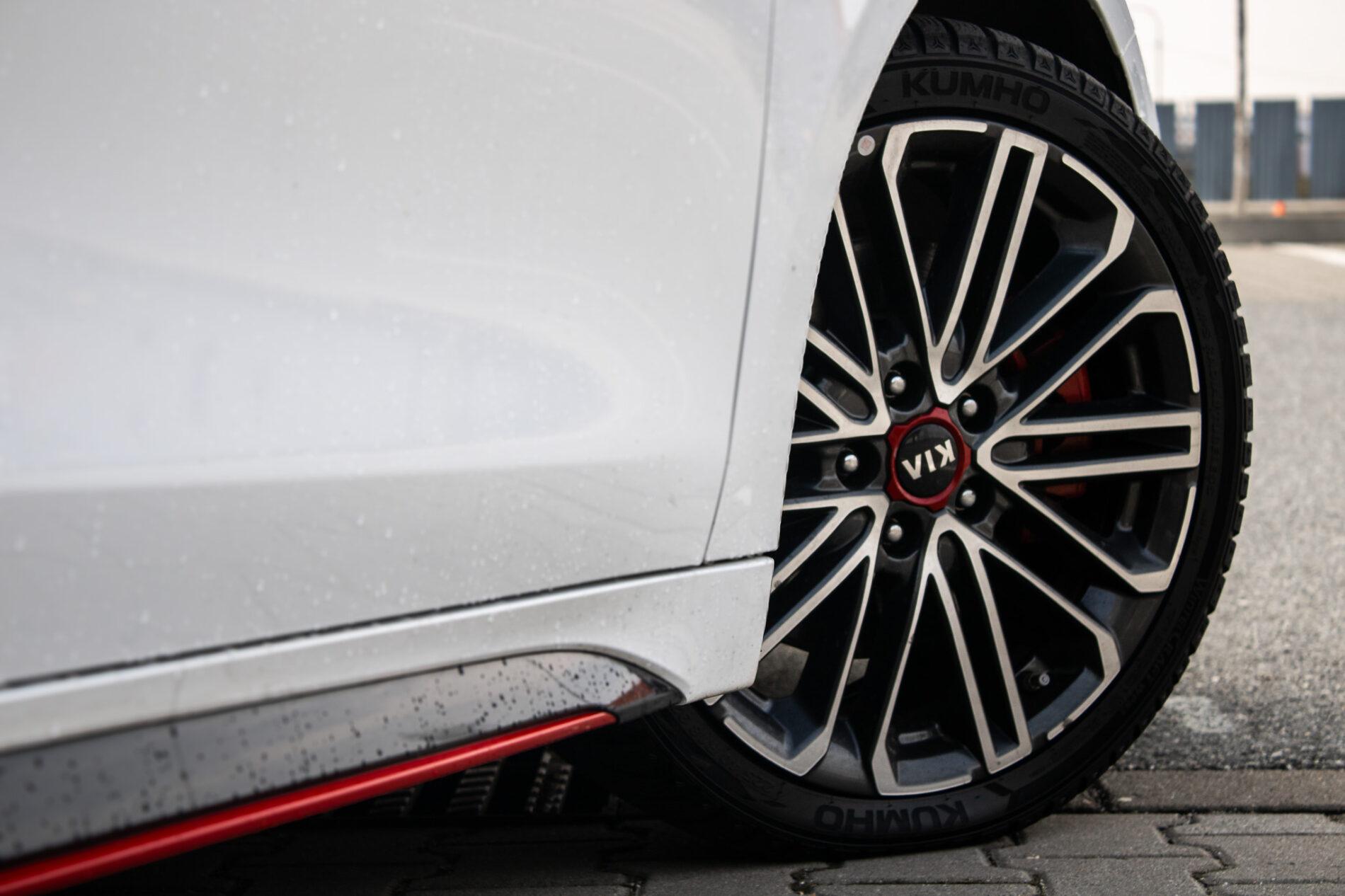 2019 Kia ProCeed GT, bílá hatchback, 115 981 km