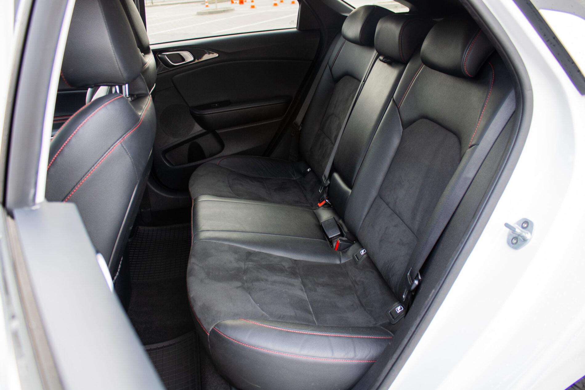 2019 Kia ProCeed GT, bílá hatchback, 115 981 km