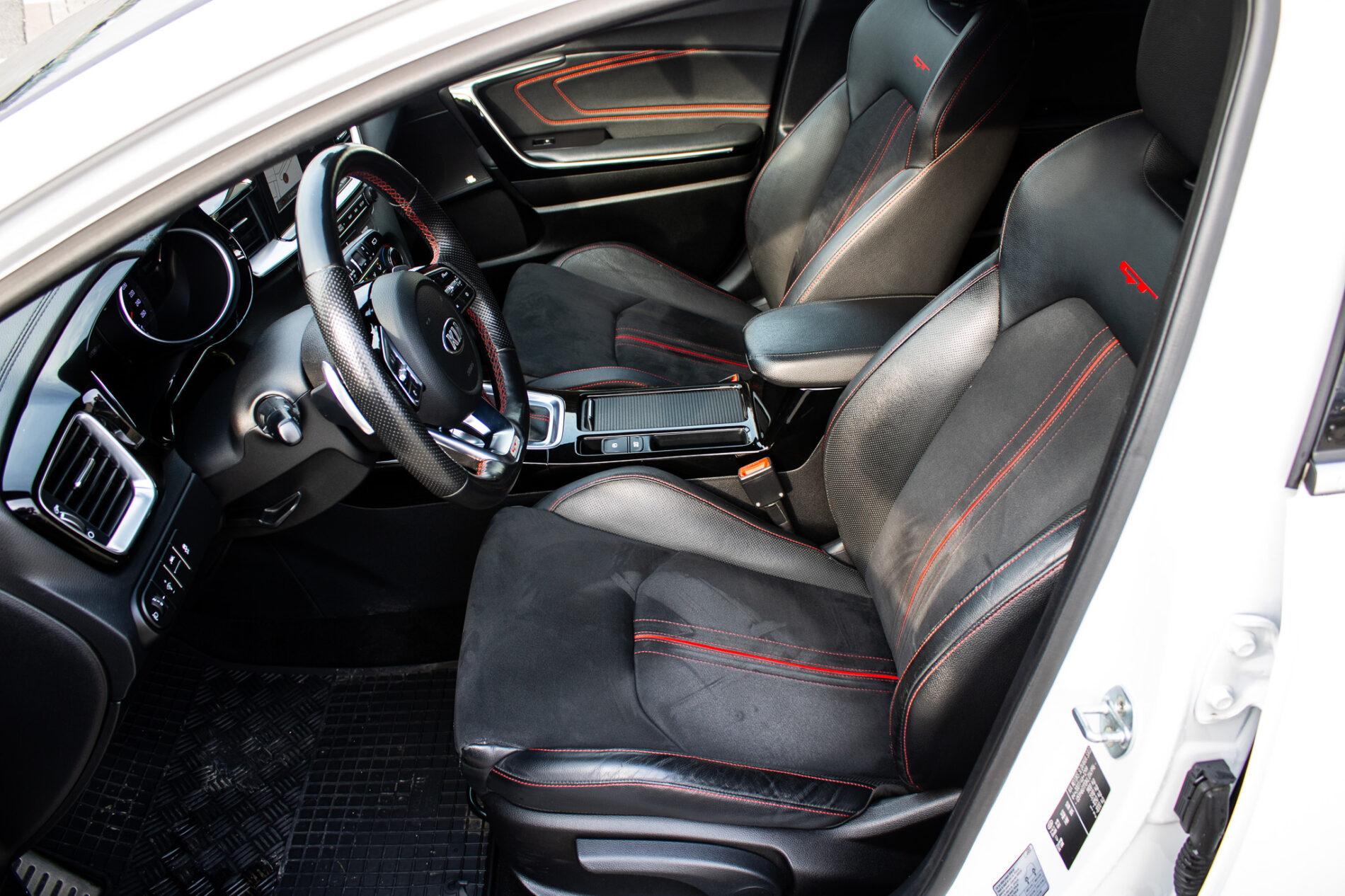2019 Kia ProCeed GT, bílá hatchback, 115 981 km