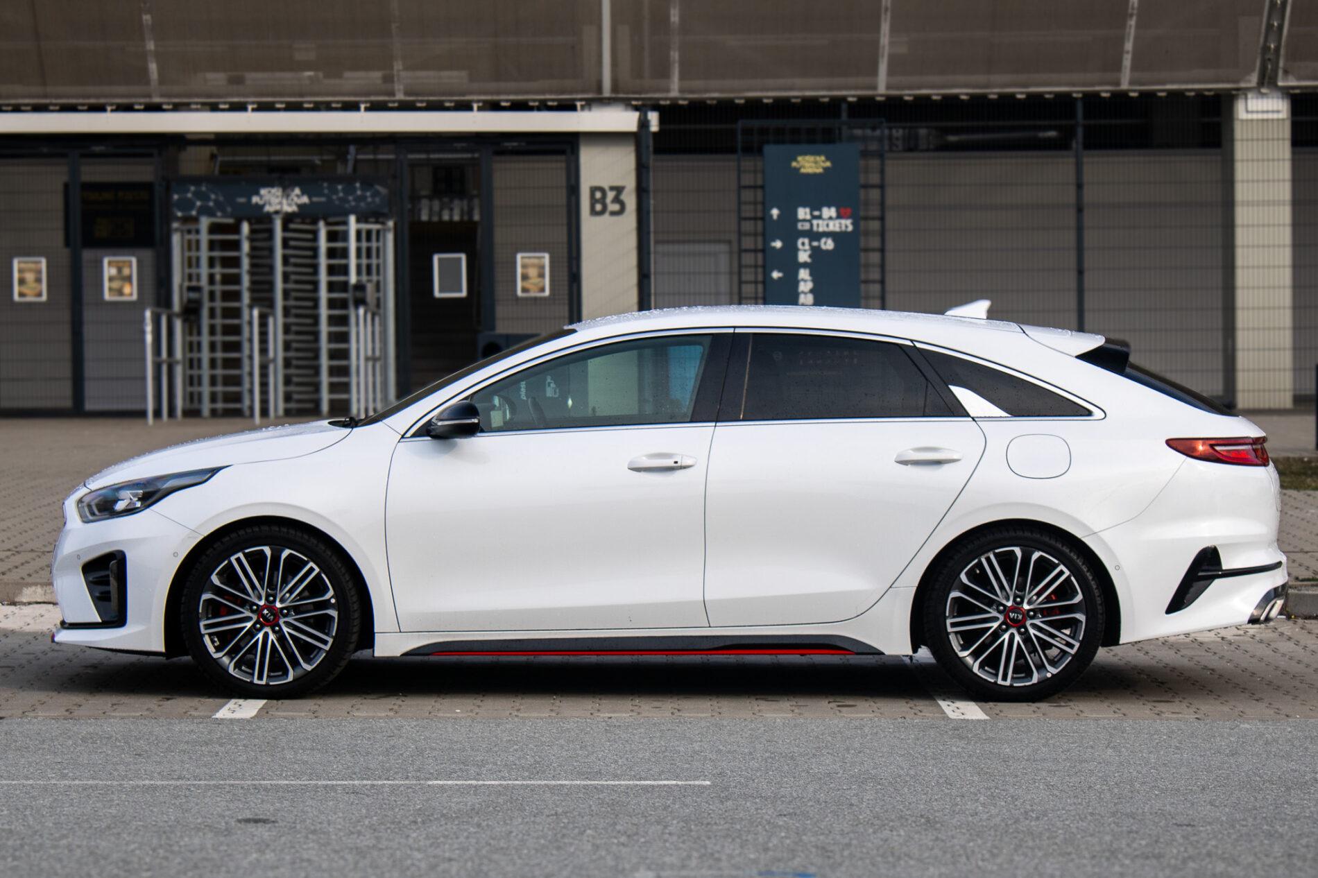 2019 Kia ProCeed GT, bílá hatchback, 115 981 km