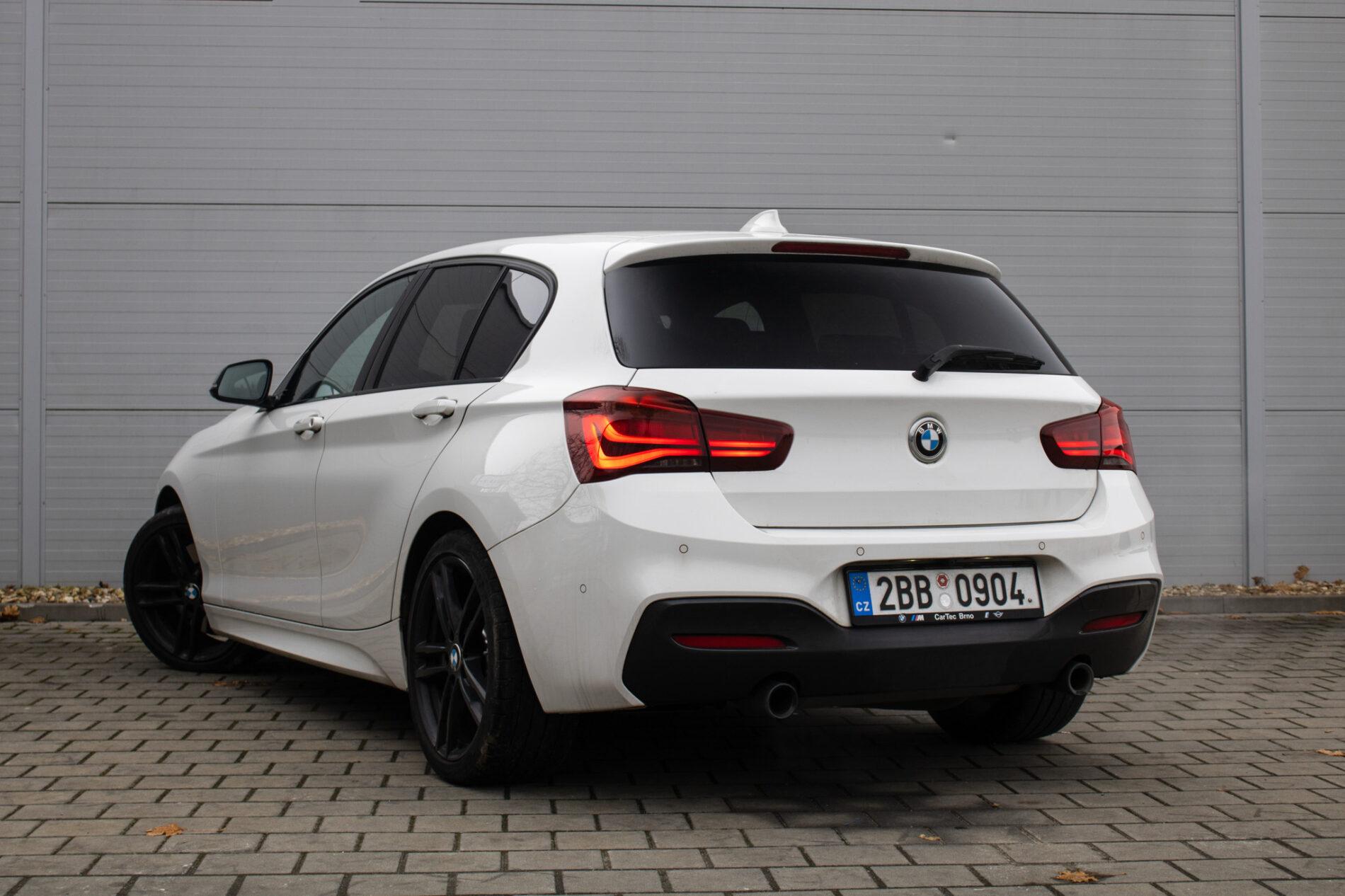 2019 BMW M140i, bílá hatchback, 128 000 km