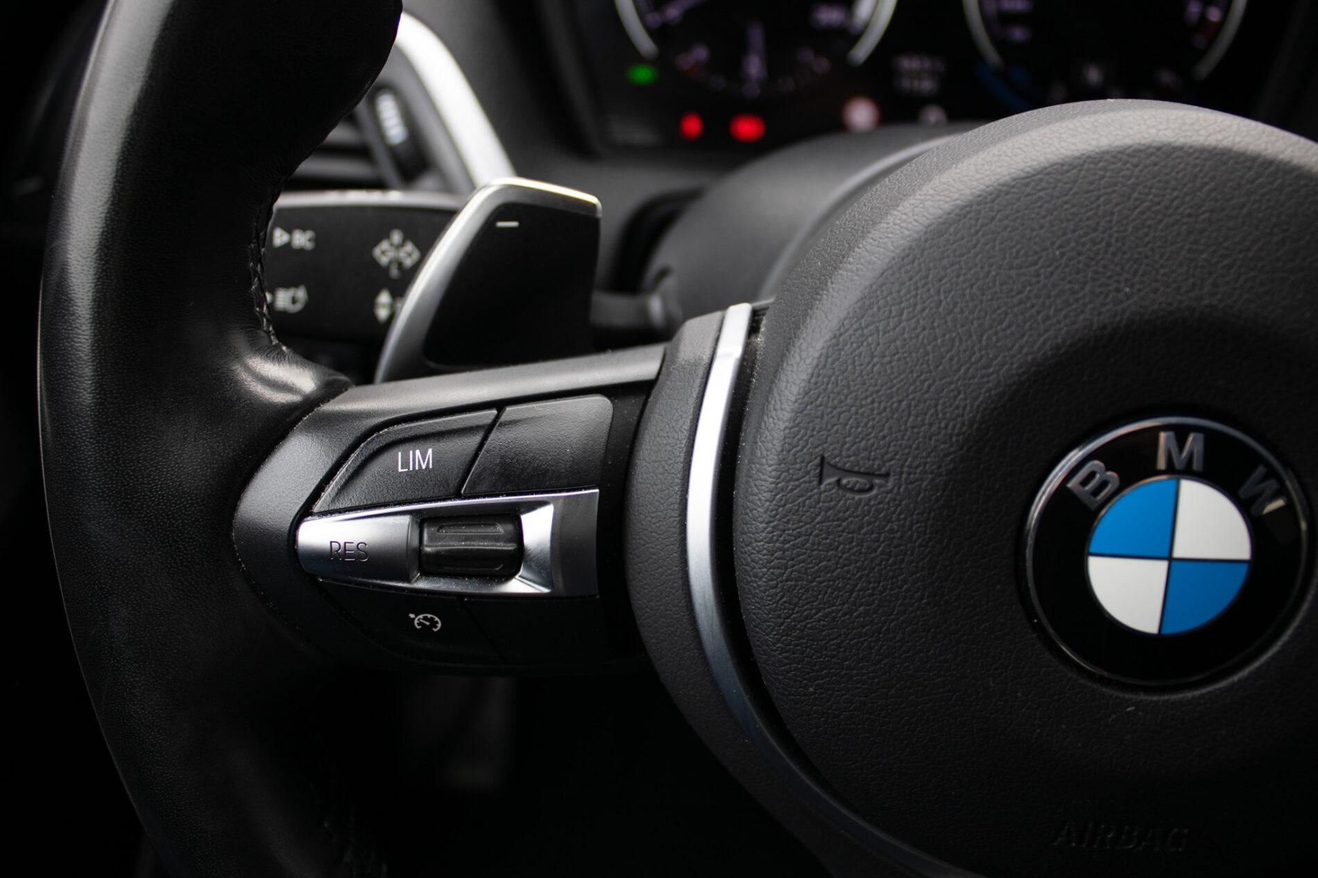 2019 BMW M140i, bílá hatchback, 128 000 km