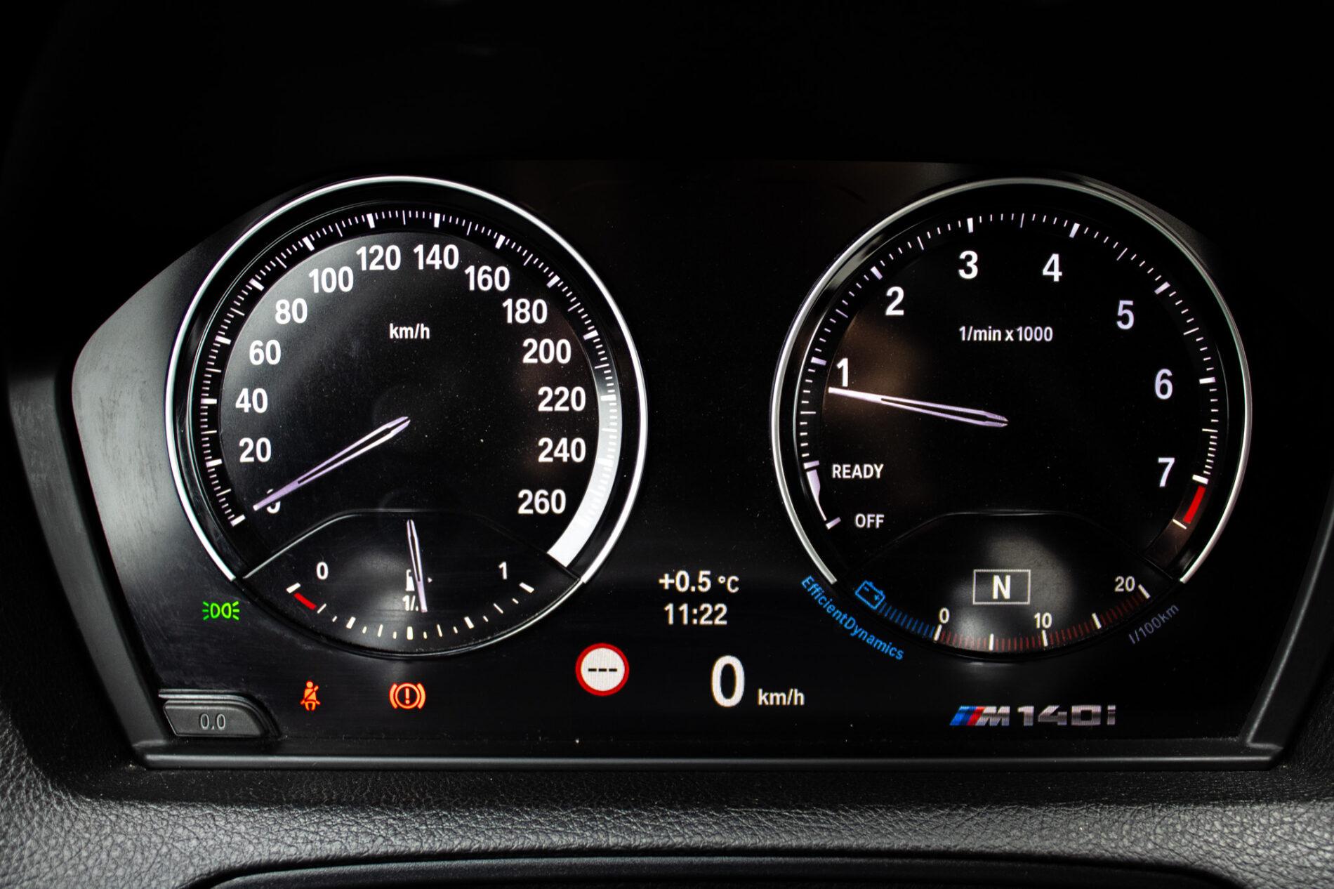 2019 BMW M140i, bílá hatchback, 128 000 km