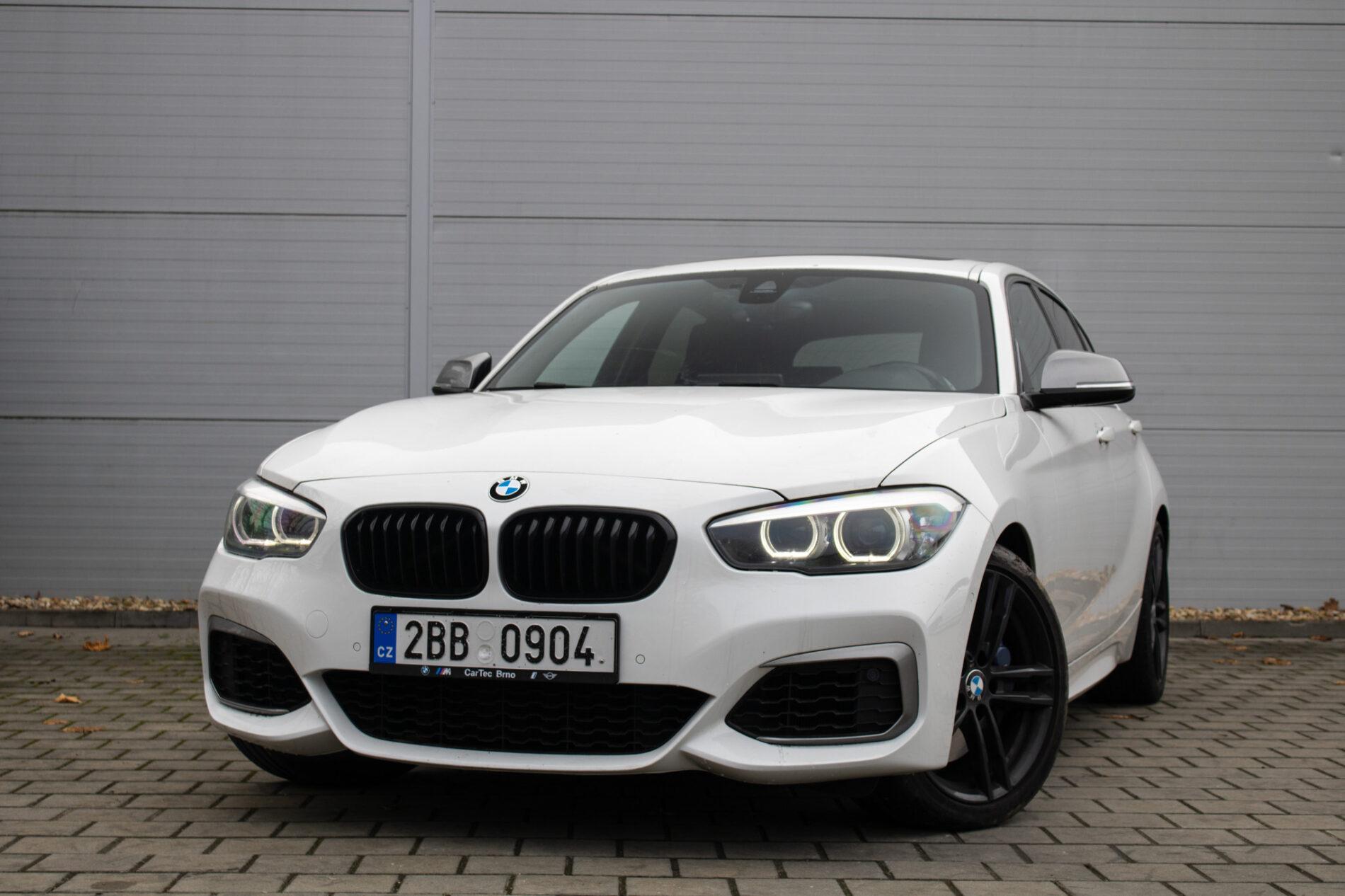 2019 BMW M140i, bílá hatchback, 128 000 km