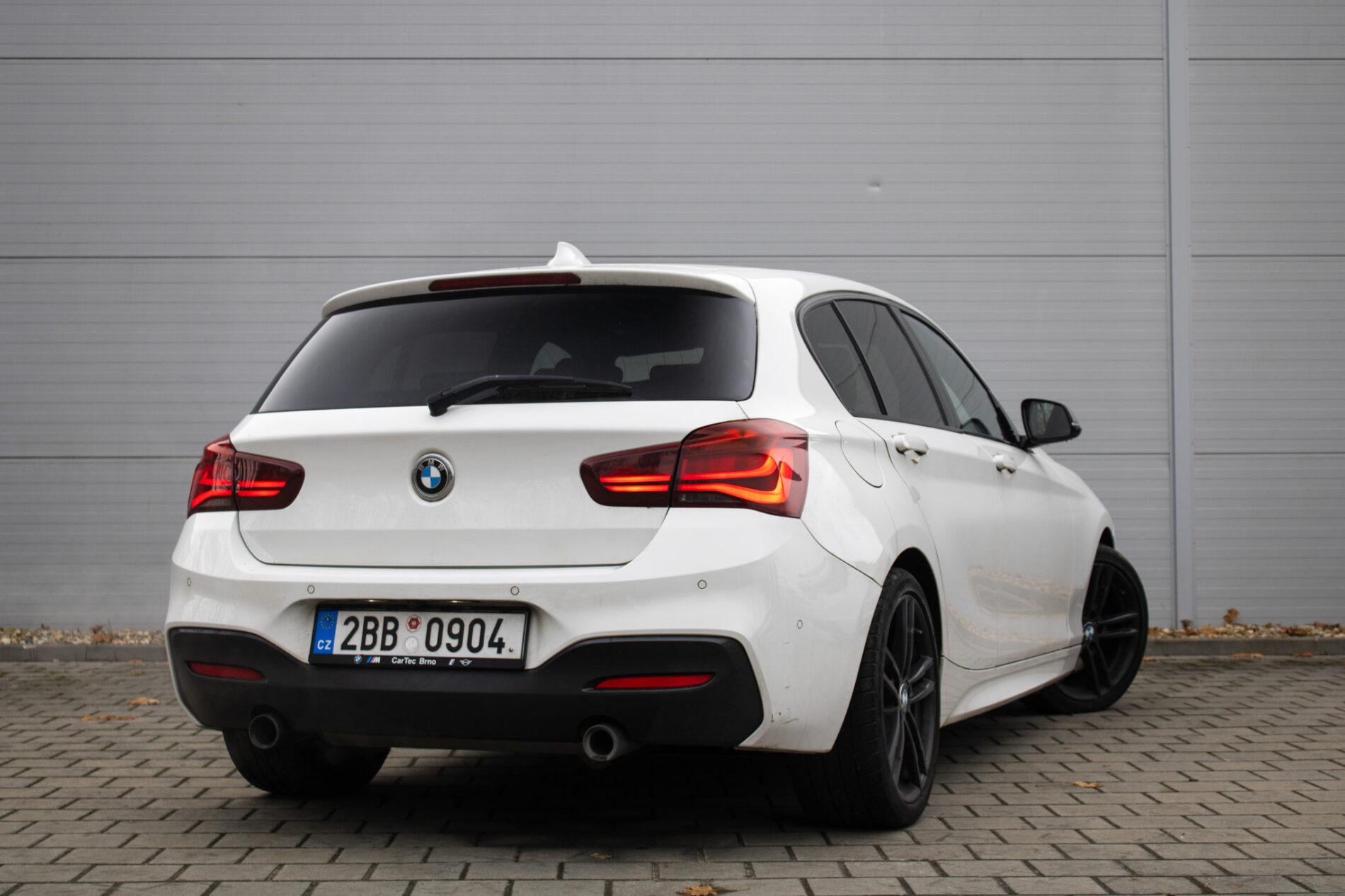 2019 BMW M140i, bílá hatchback, 128 000 km