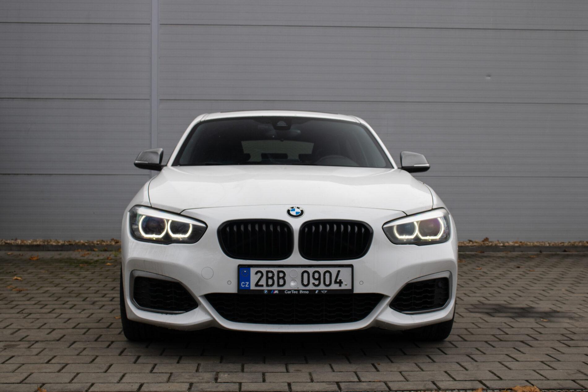 2019 BMW M140i, bílá hatchback, 128 000 km