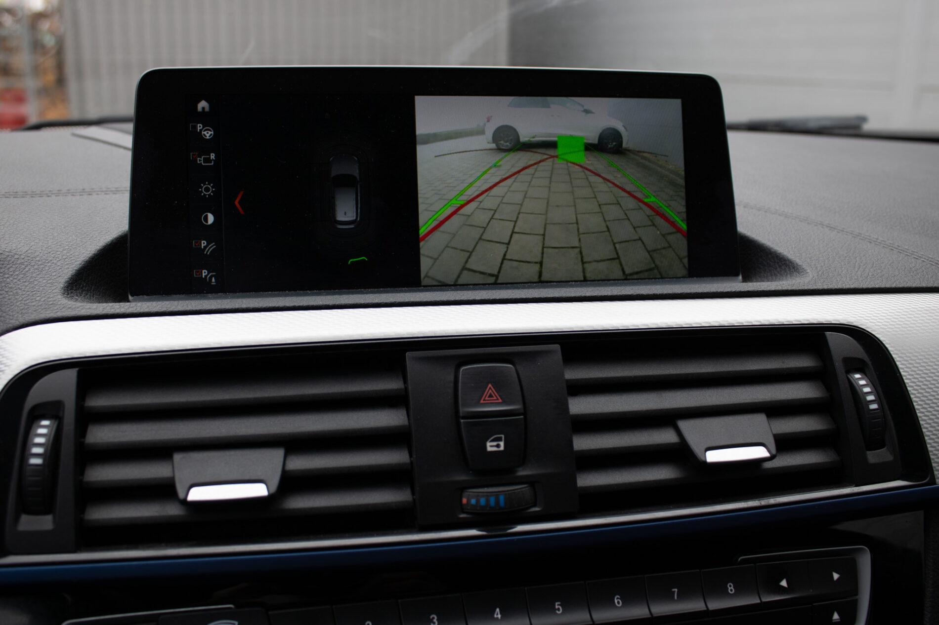 2019 BMW M140i, bílá hatchback, 128 000 km
