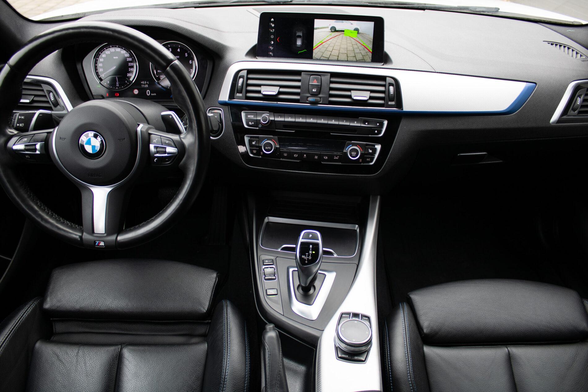 2019 BMW M140i, bílá hatchback, 128 000 km