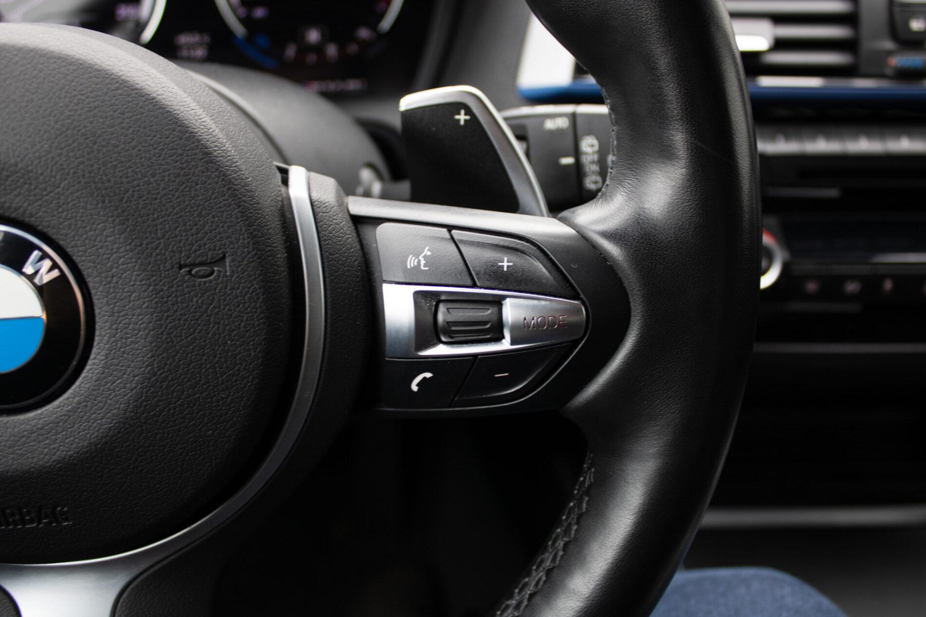 2019 BMW M140i, bílá hatchback, 128 000 km