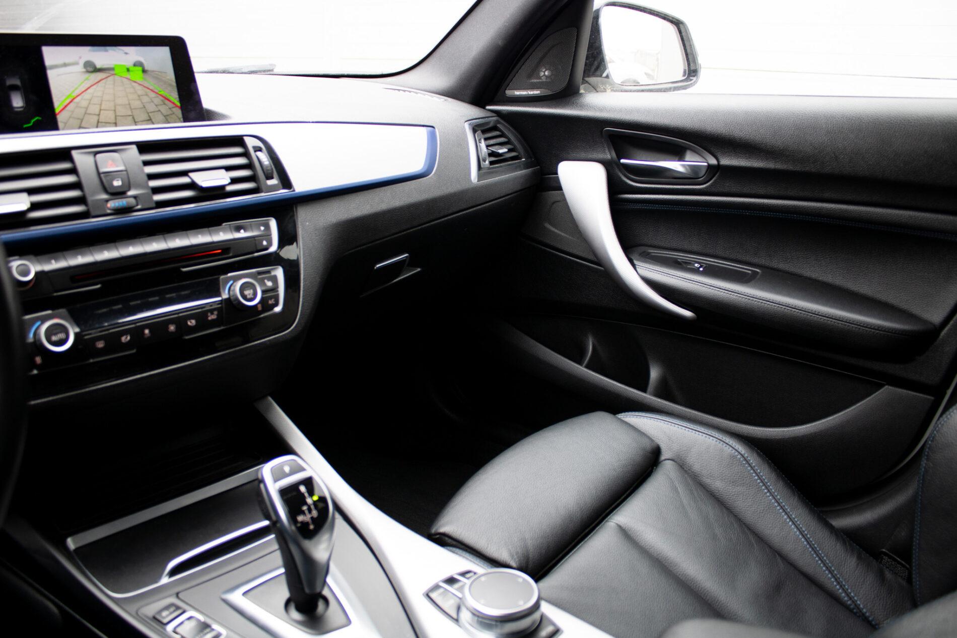 2019 BMW M140i, bílá hatchback, 128 000 km
