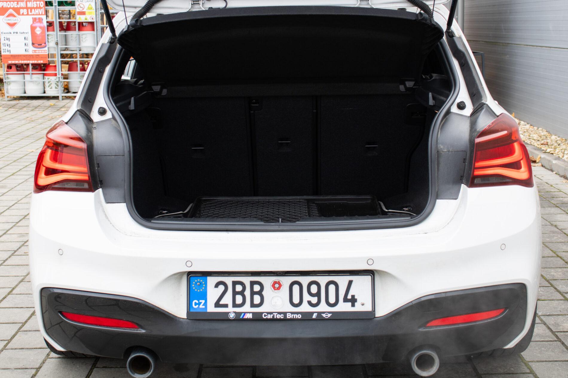 2019 BMW M140i, bílá hatchback, 128 000 km