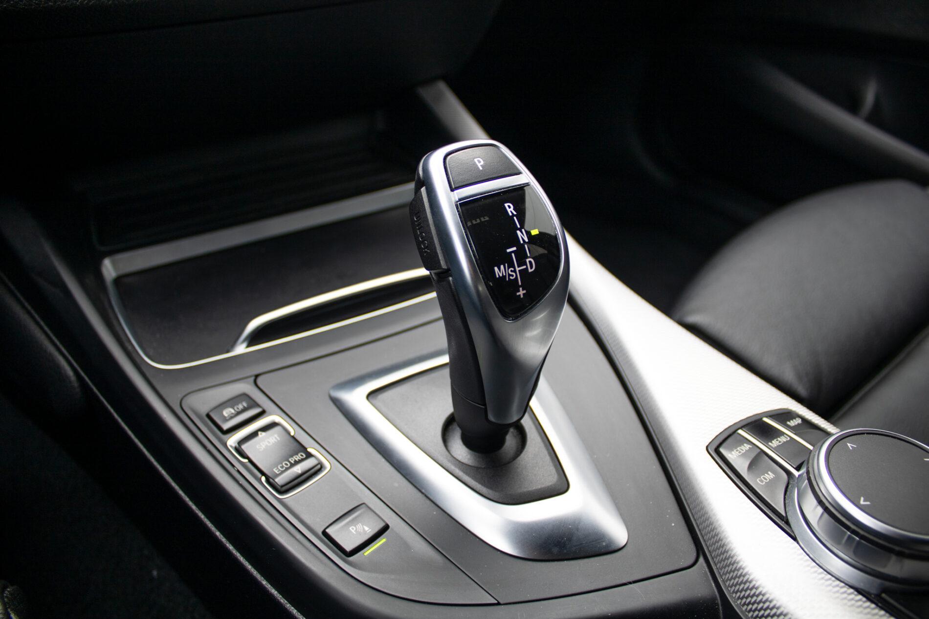 2019 BMW M140i, bílá hatchback, 128 000 km