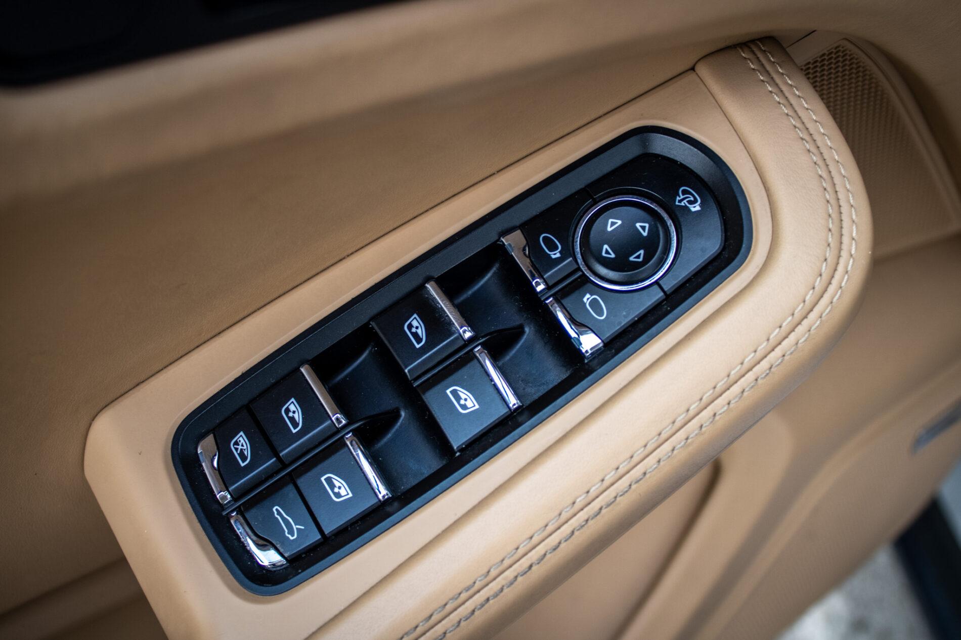 2014 Porsche Macan S, stříbrná suv, 125 433 km