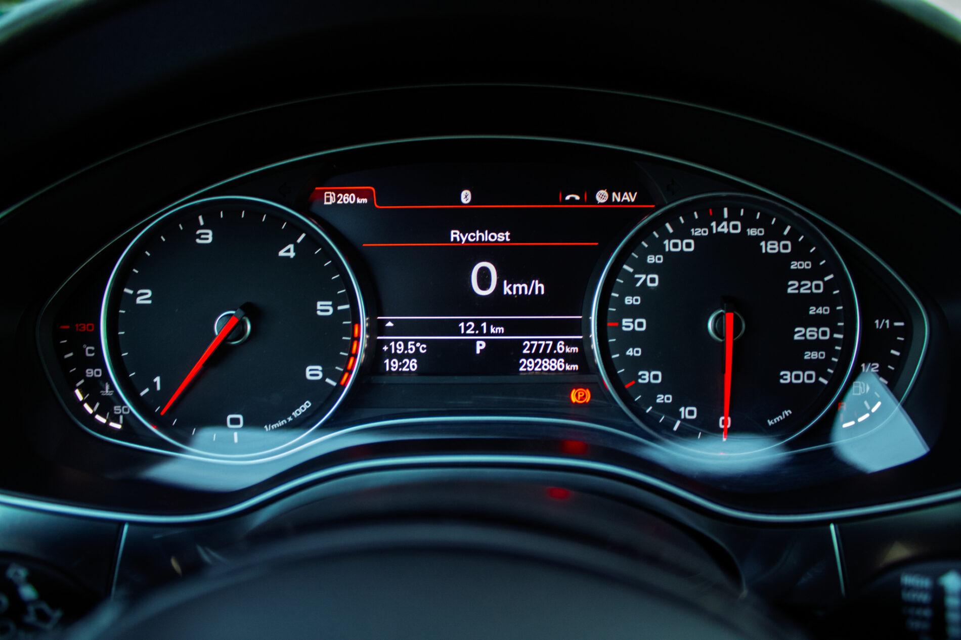 2013 AUDI A6, šedá kombi, 292 886 km
