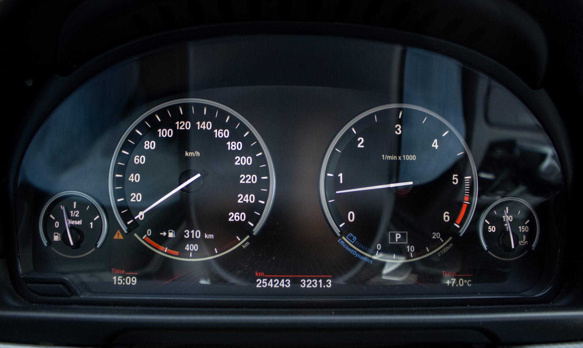 2012 BMW 530d, bílá sedan, 254 243 km