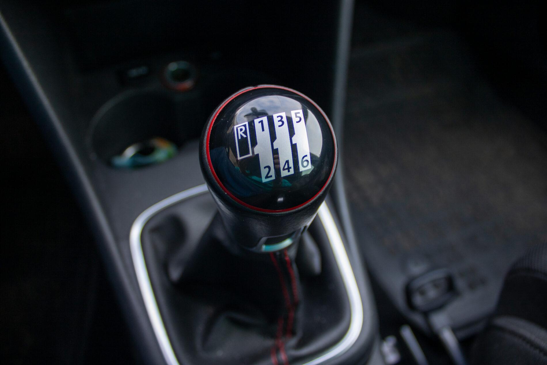 2016 Volkswagen Polo GTI, černá hatchback, 49 625 km