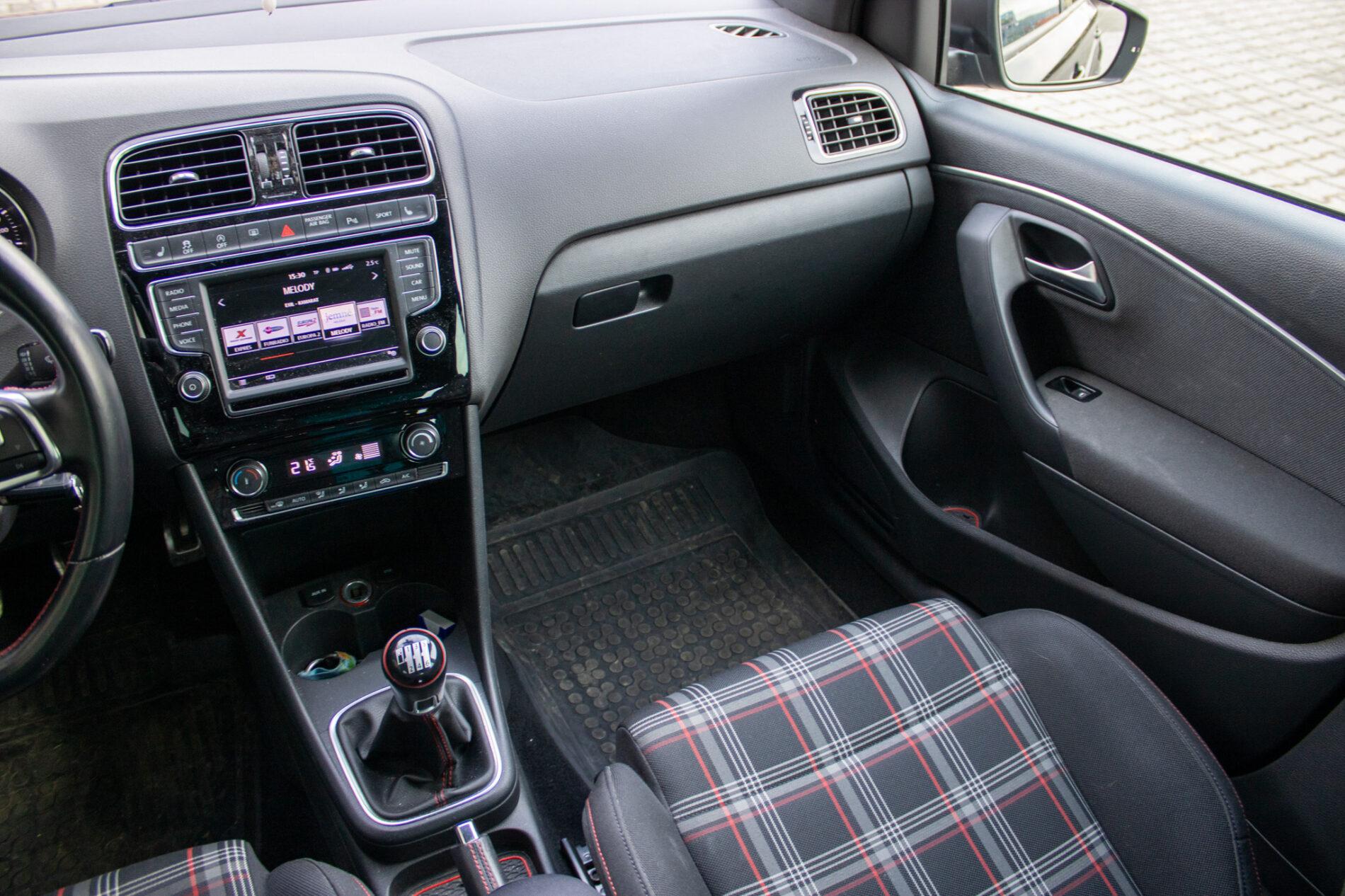 2016 Volkswagen Polo GTI, černá hatchback, 49 625 km
