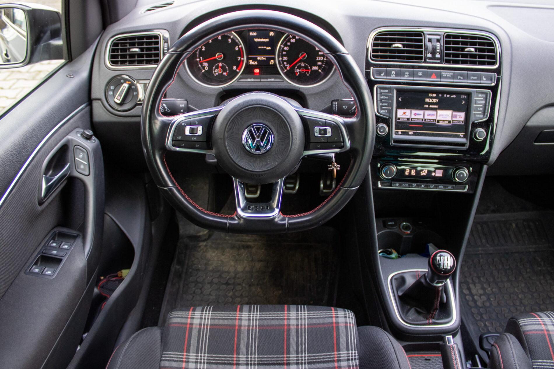 2016 Volkswagen Polo GTI, černá hatchback, 49 625 km