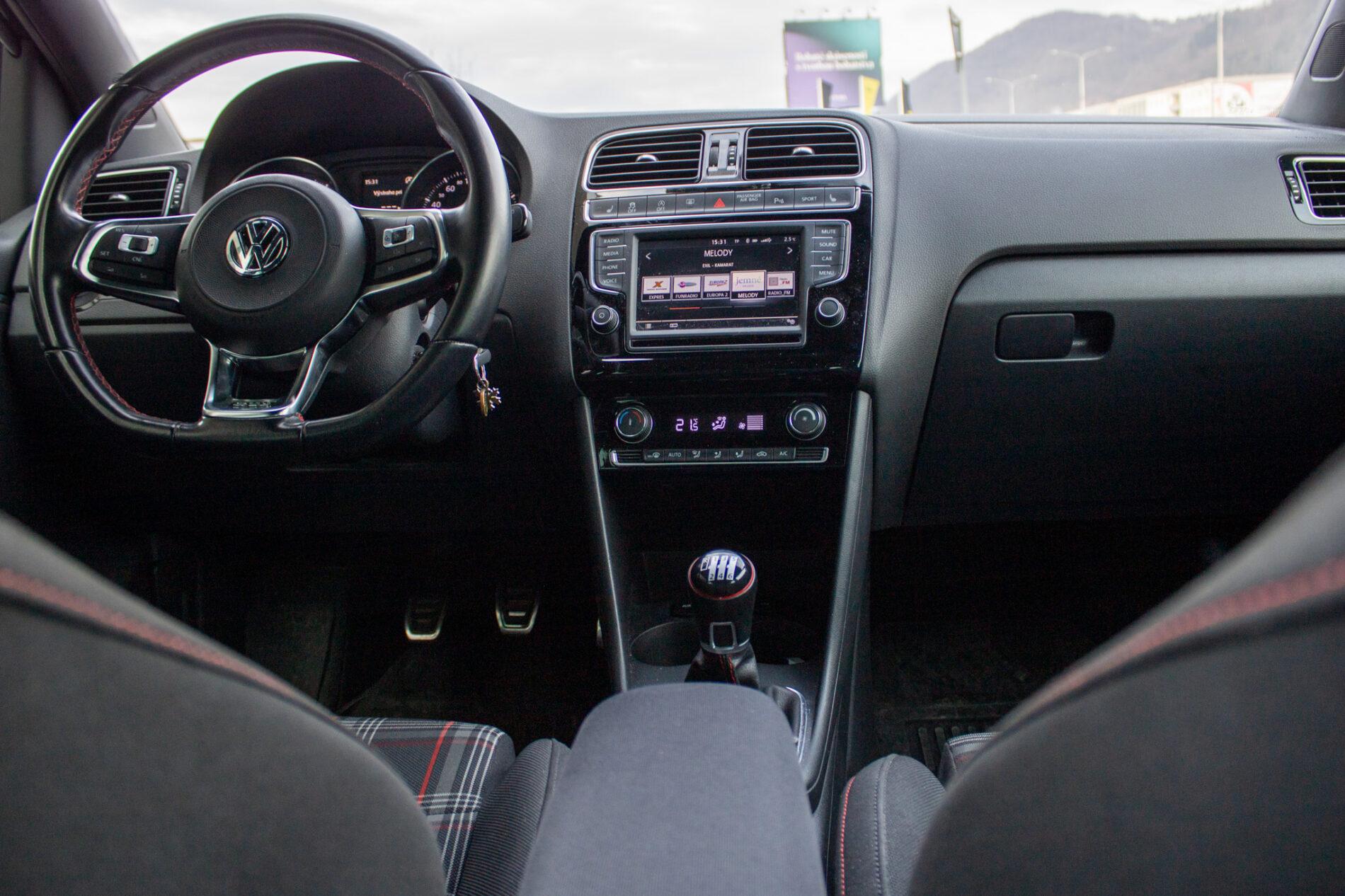 2016 Volkswagen Polo GTI, černá hatchback, 49 625 km