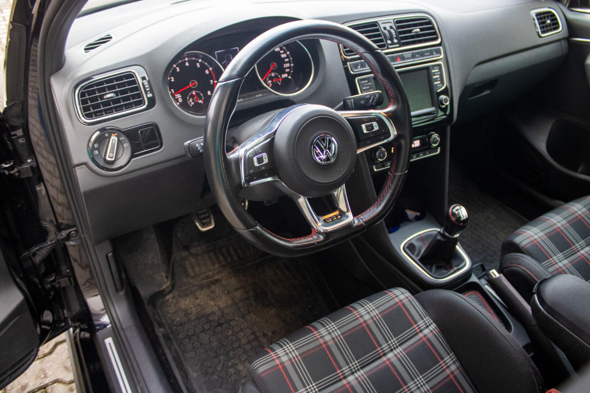 2016 Volkswagen Polo GTI, černá hatchback, 49 625 km