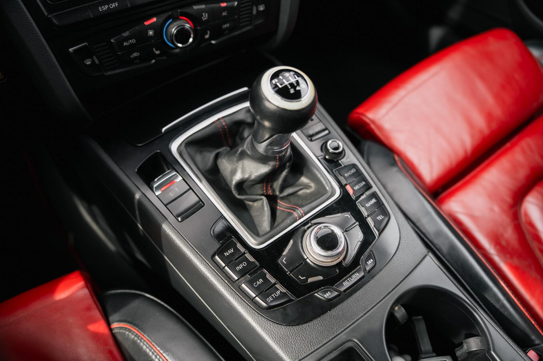 2010 AUDI A5, bílá kabriolet, 357 143 km