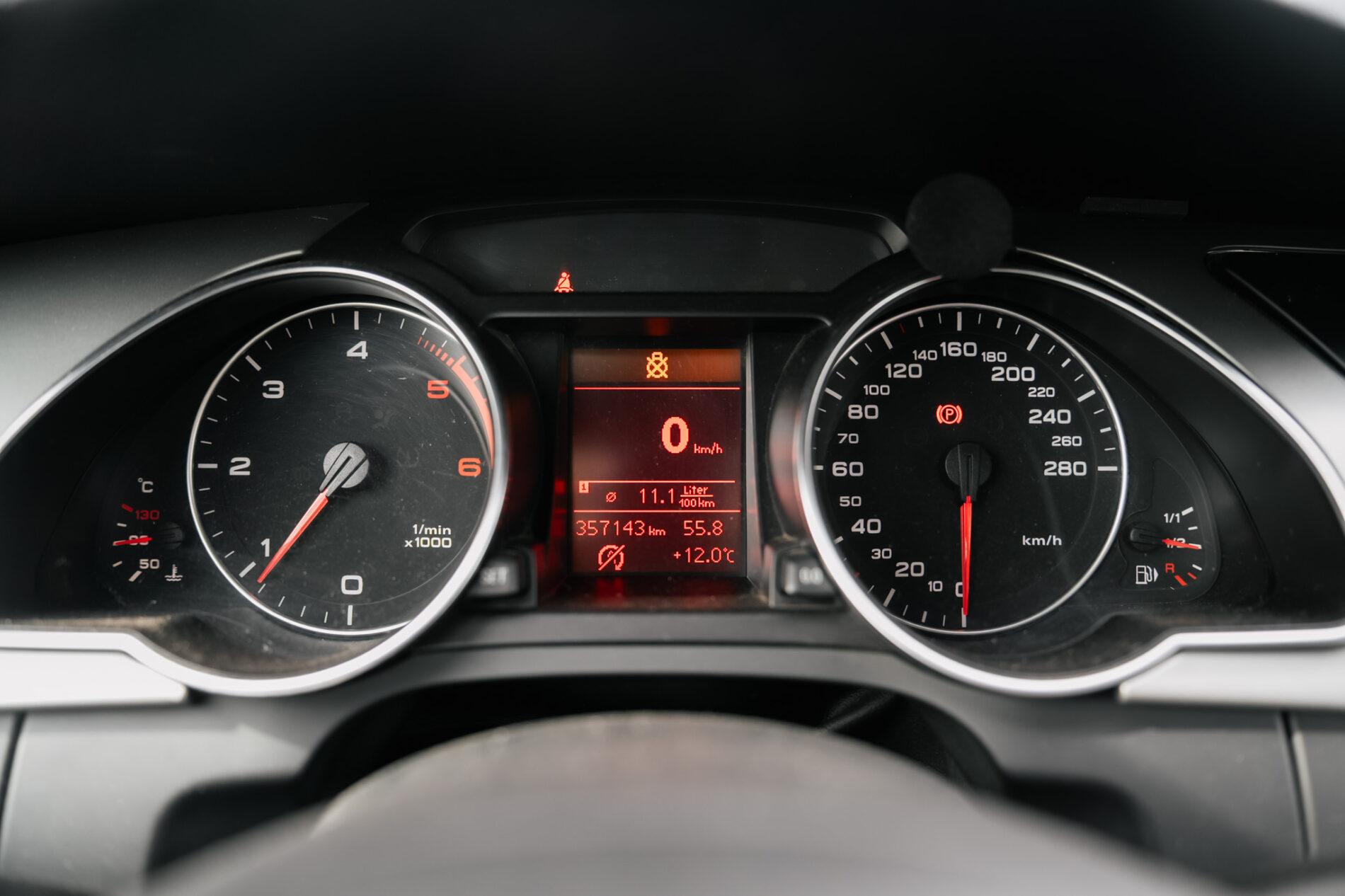 2010 AUDI A5, bílá kabriolet, 357 143 km