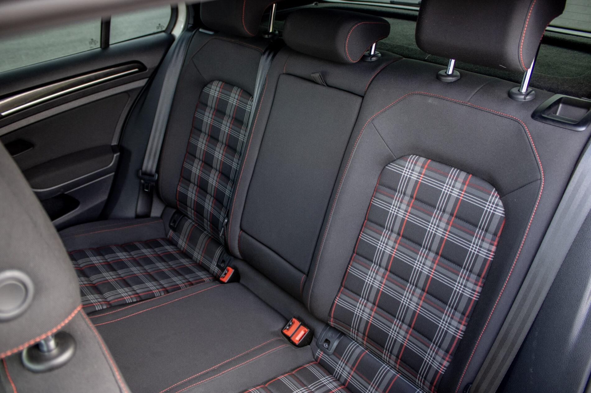 2016 Volkswagen Golf GTI, bílá hatchback, 120 335 km