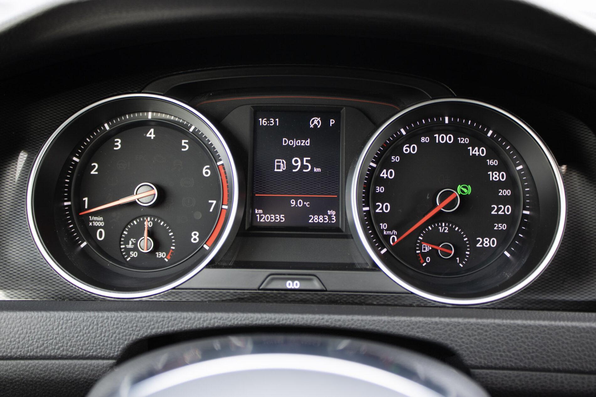 2016 Volkswagen Golf GTI, bílá hatchback, 120 335 km