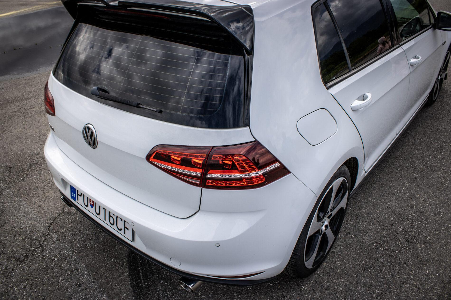 2016 Volkswagen Golf GTI, bílá hatchback, 120 335 km