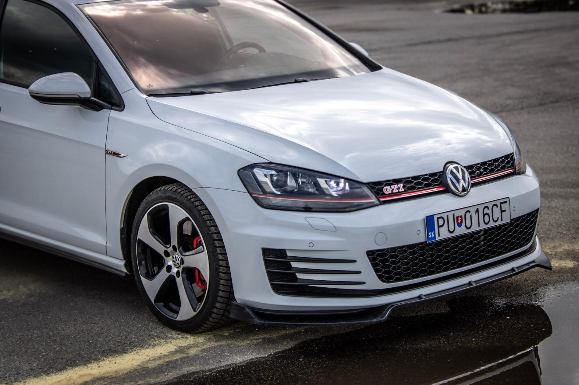 2016 Volkswagen Golf GTI, bílá hatchback, 120 335 km