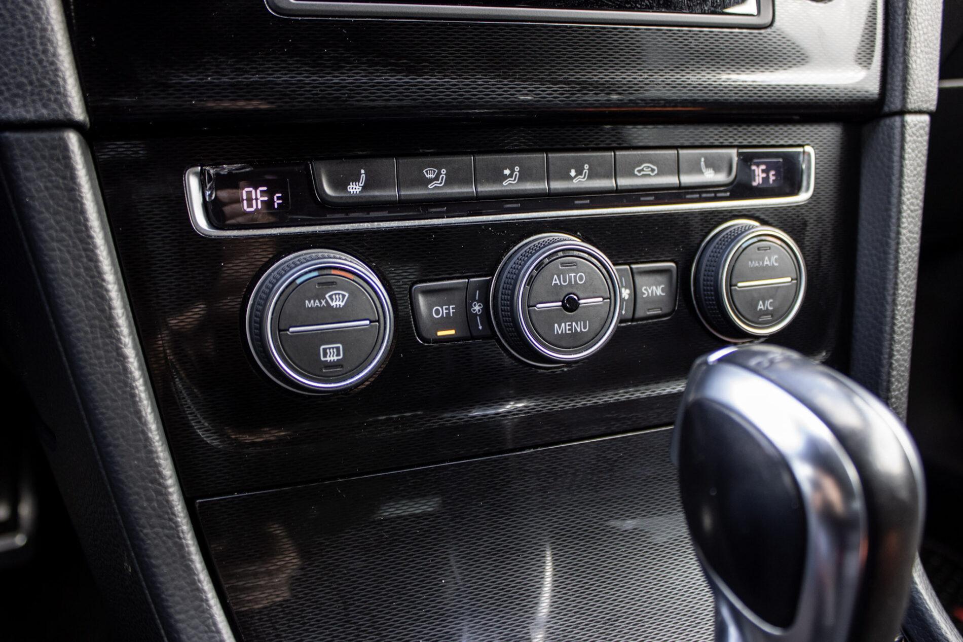 2016 Volkswagen Golf GTI, bílá hatchback, 120 335 km