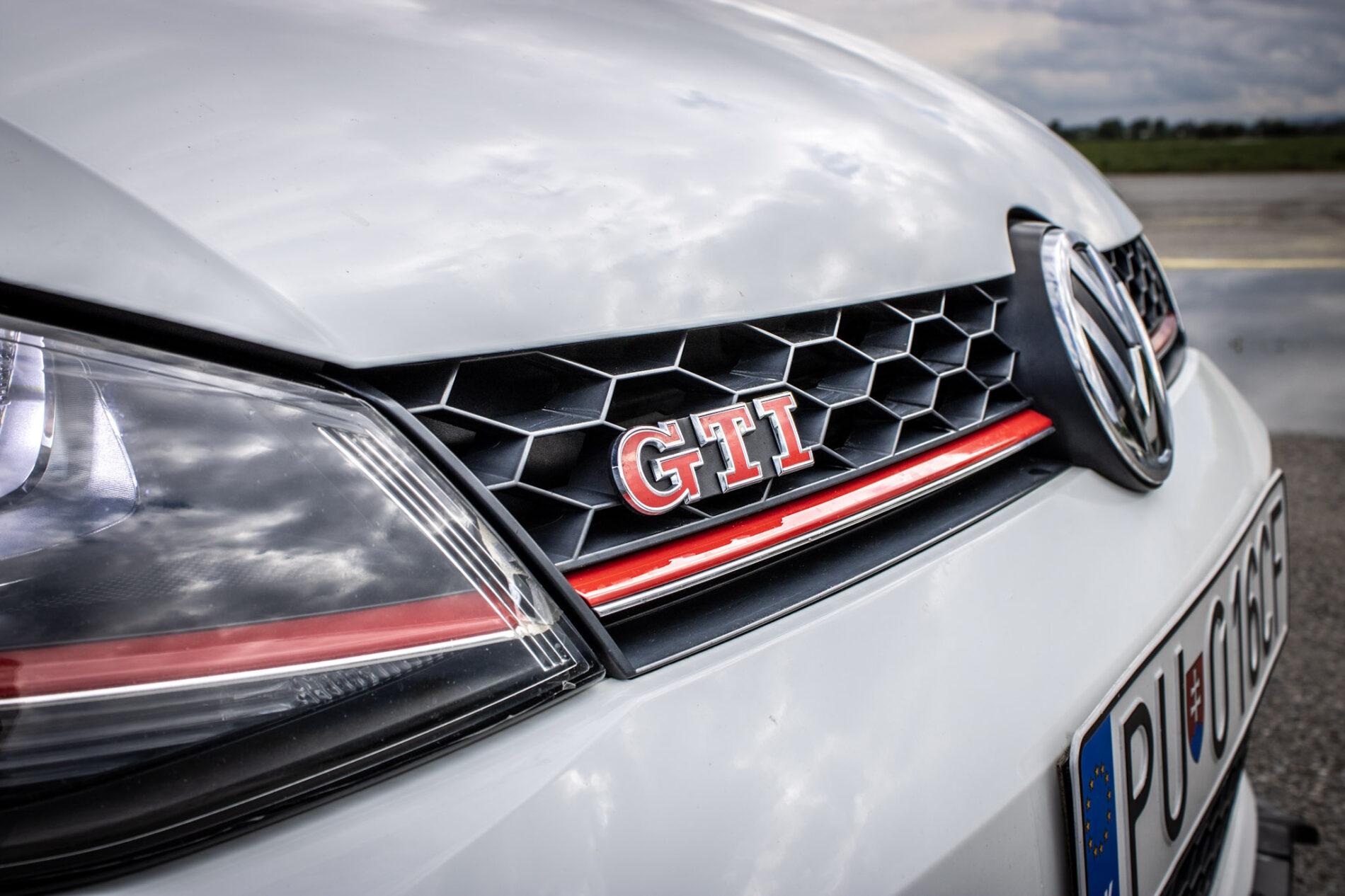 2016 Volkswagen Golf GTI, bílá hatchback, 120 335 km
