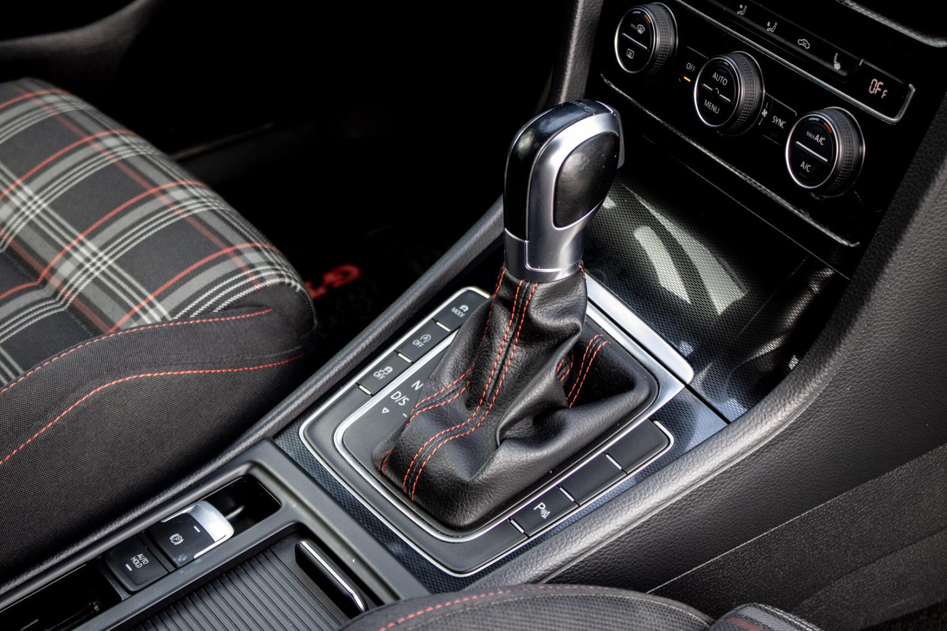 2016 Volkswagen Golf GTI, bílá hatchback, 120 335 km