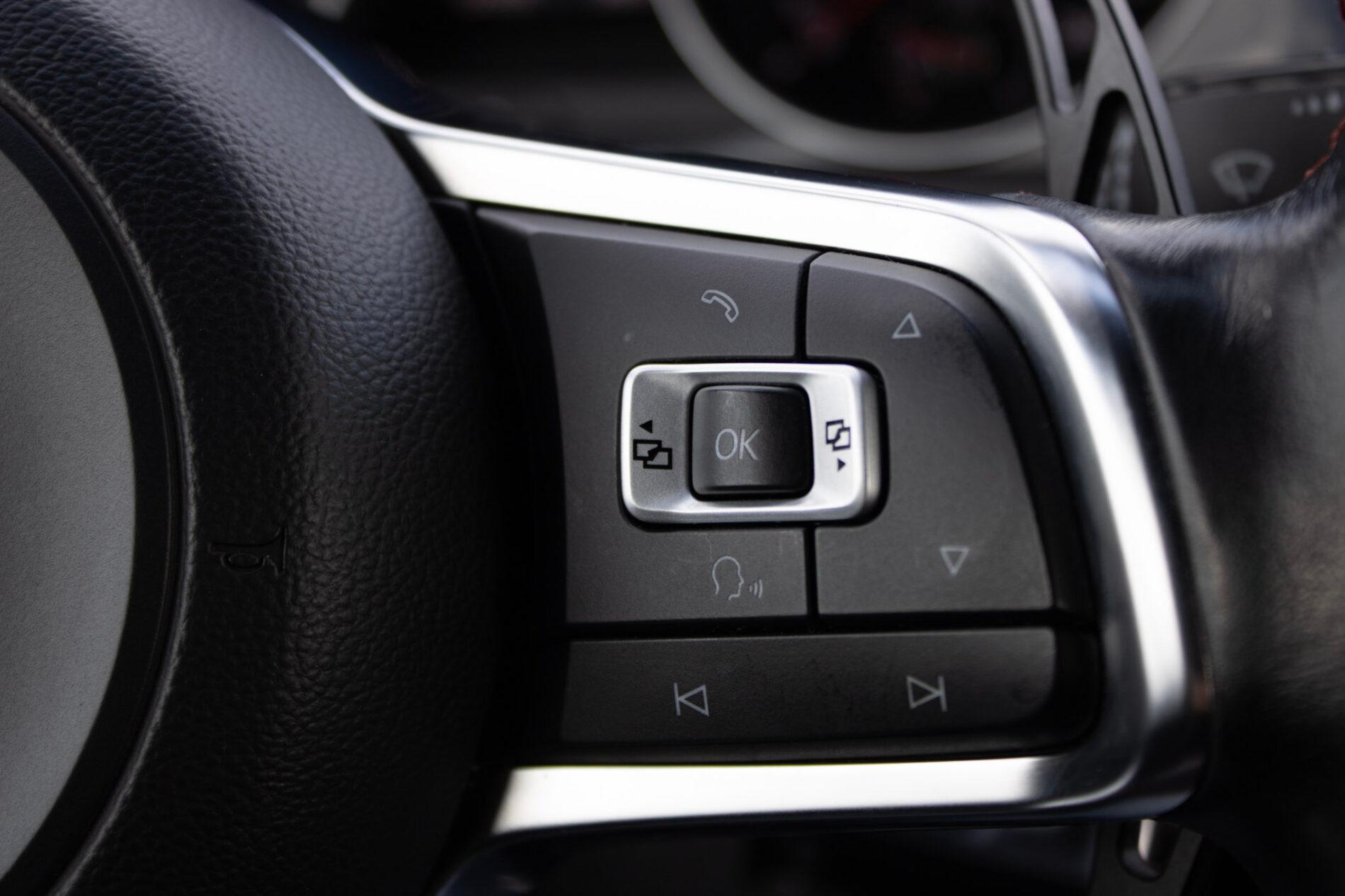2016 Volkswagen Golf GTI, bílá hatchback, 120 335 km