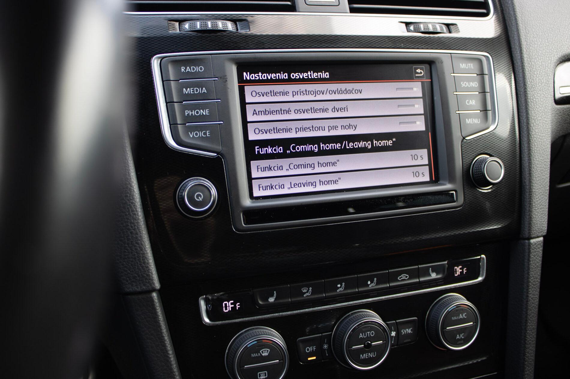 2016 Volkswagen Golf GTI, bílá hatchback, 120 335 km