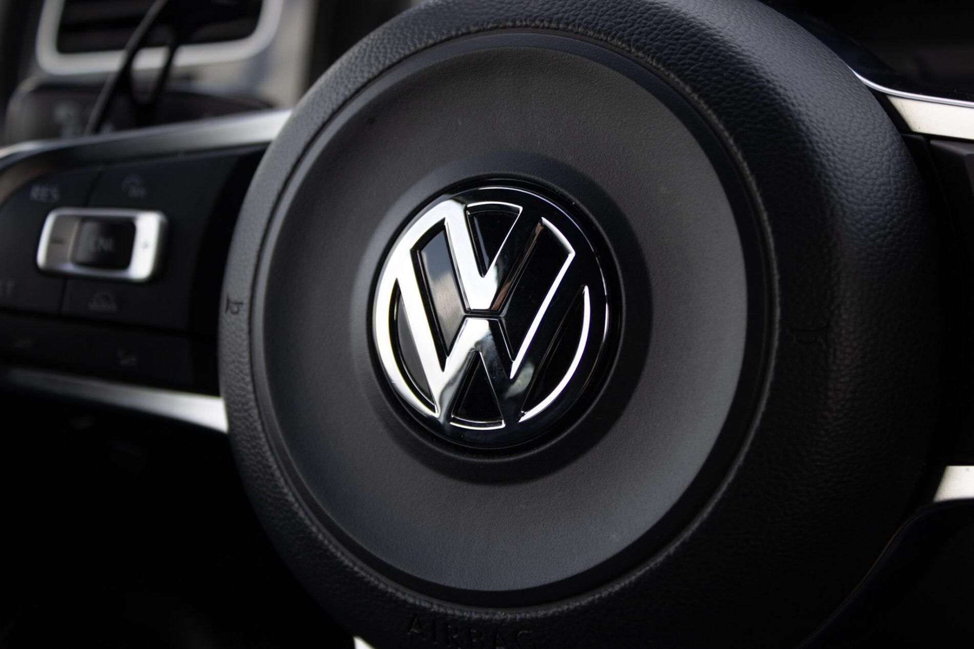 2016 Volkswagen Golf GTI, bílá hatchback, 120 335 km