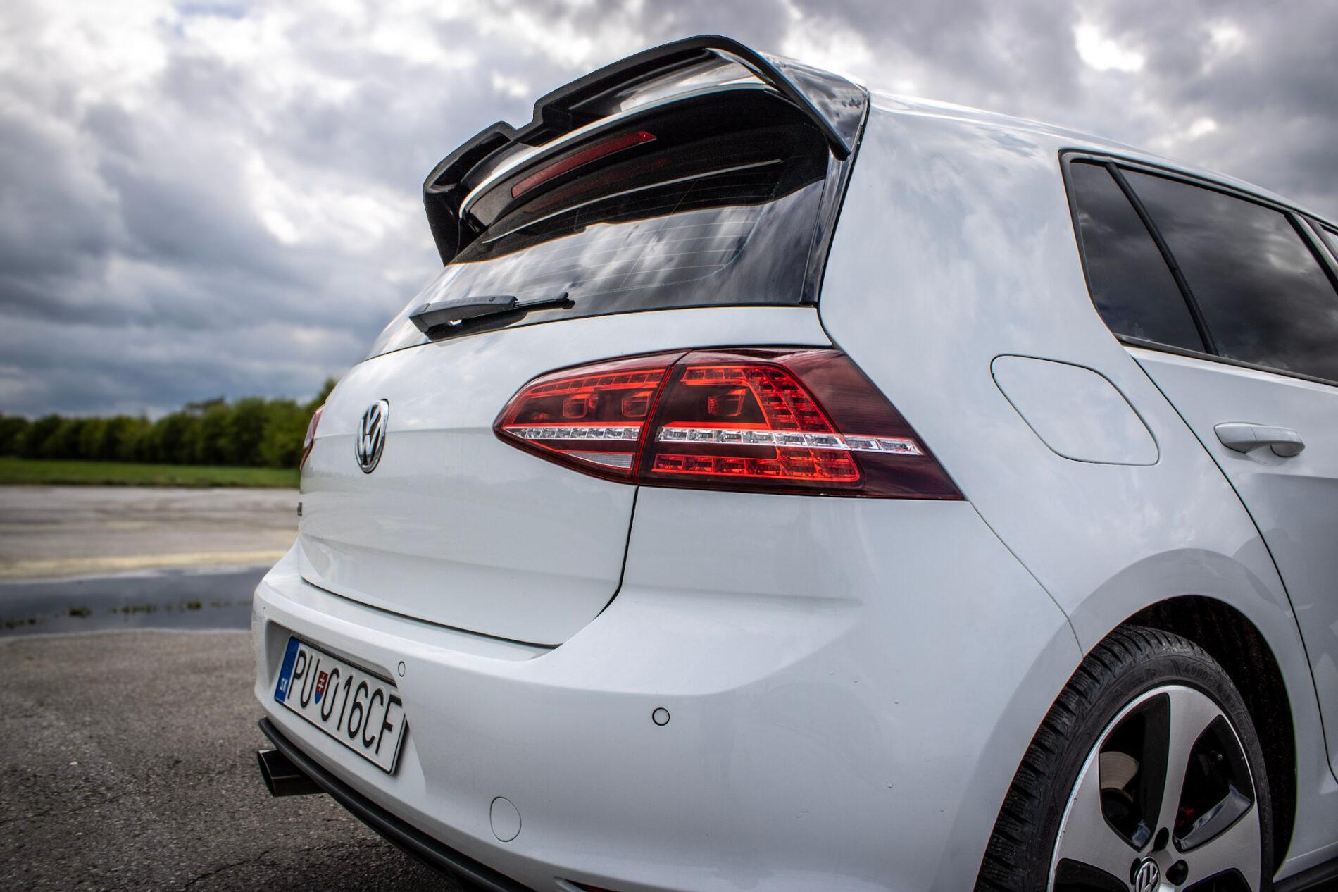 2016 Volkswagen Golf GTI, bílá hatchback, 120 335 km