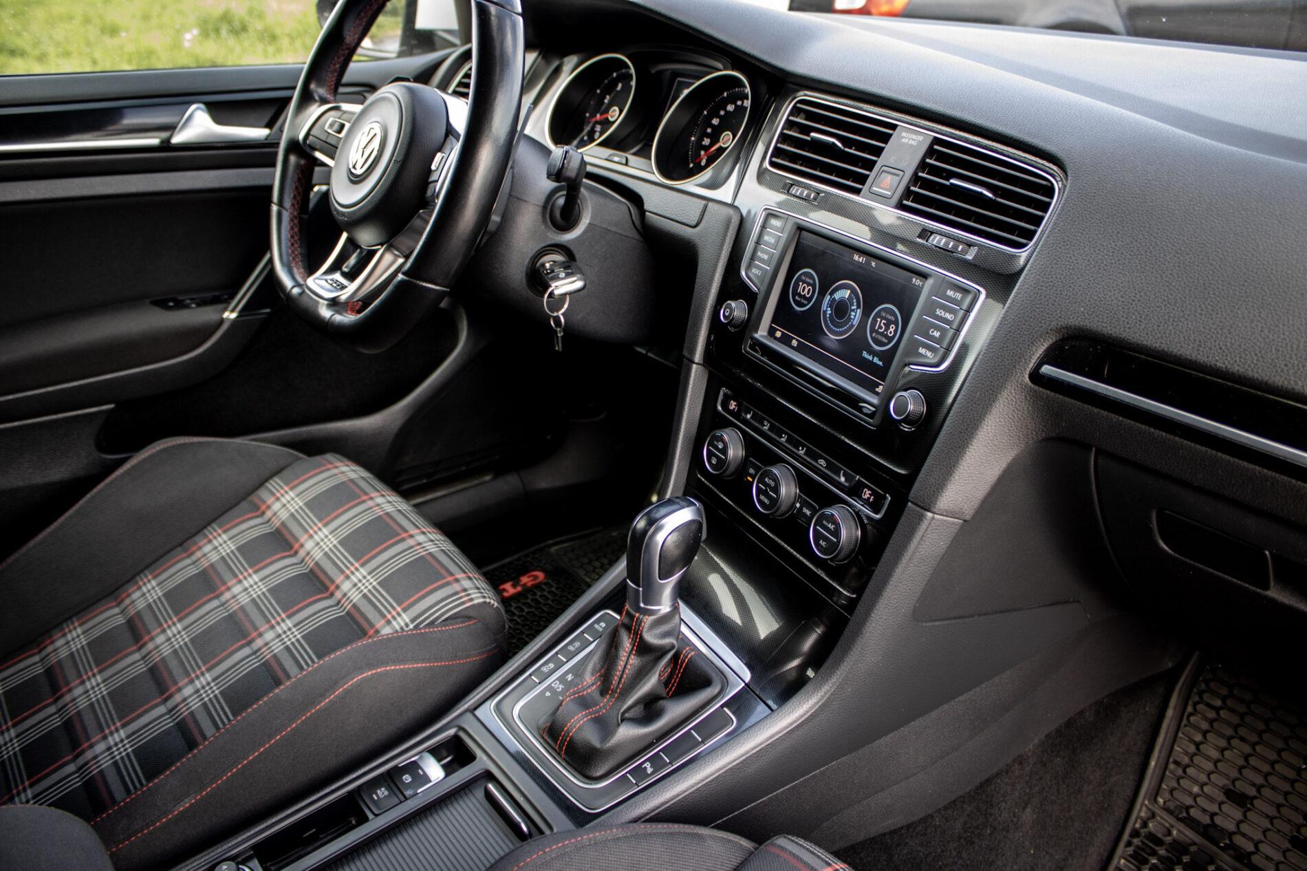 2016 Volkswagen Golf GTI, bílá hatchback, 120 335 km