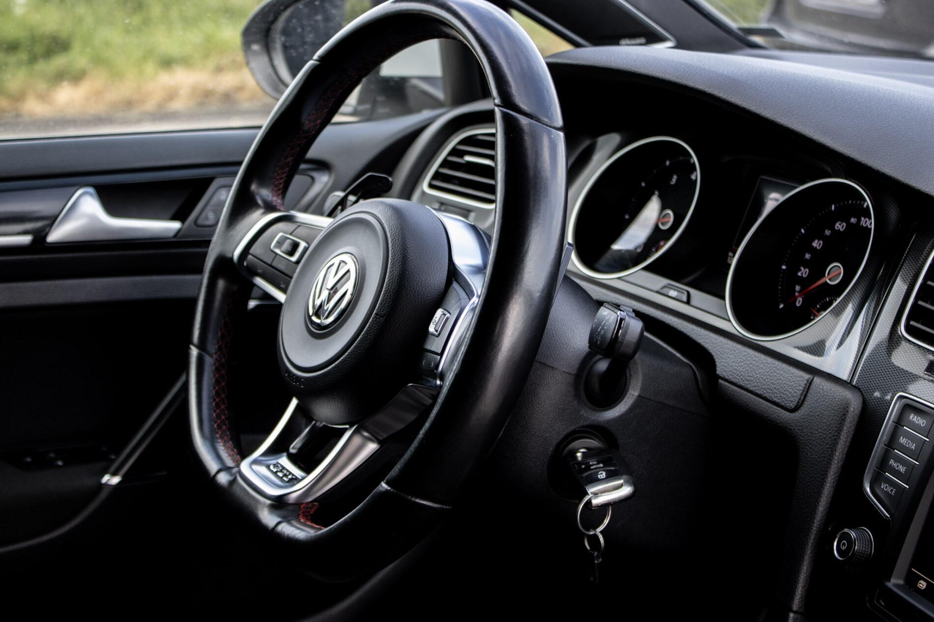 2016 Volkswagen Golf GTI, bílá hatchback, 120 335 km
