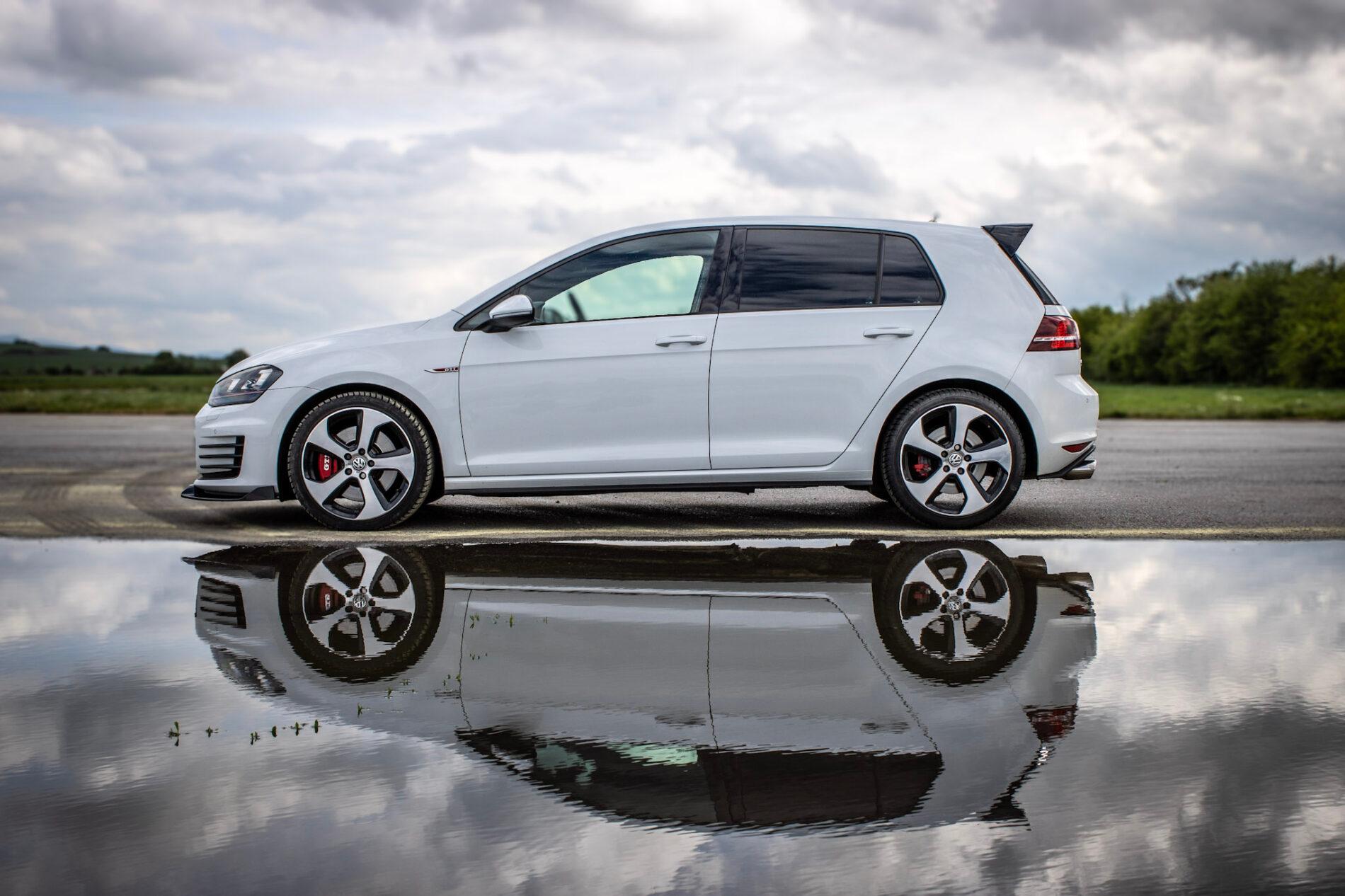 2016 Volkswagen Golf GTI, bílá hatchback, 120 335 km