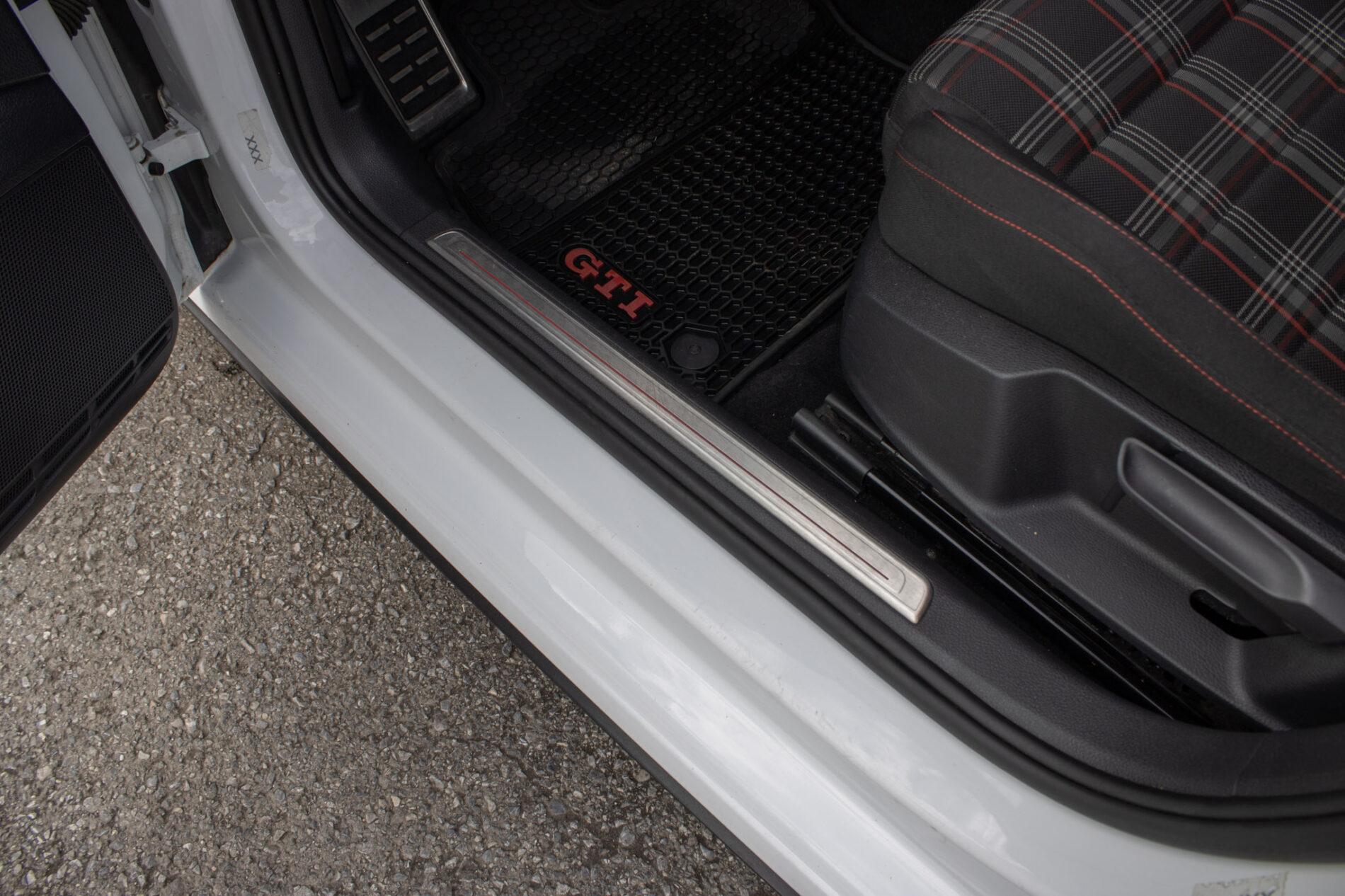 2016 Volkswagen Golf GTI, bílá hatchback, 120 335 km