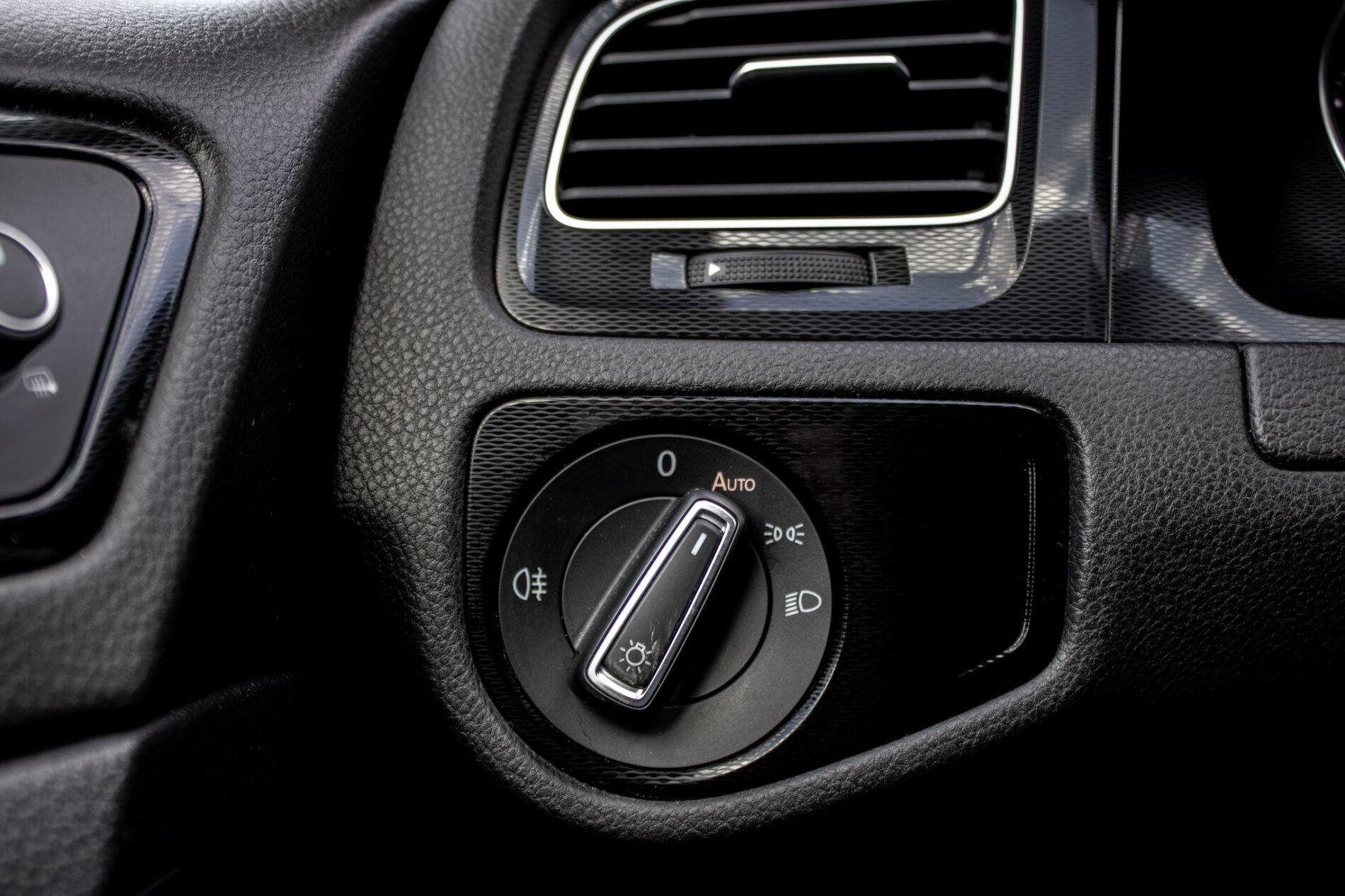 2016 Volkswagen Golf GTI, bílá hatchback, 120 335 km