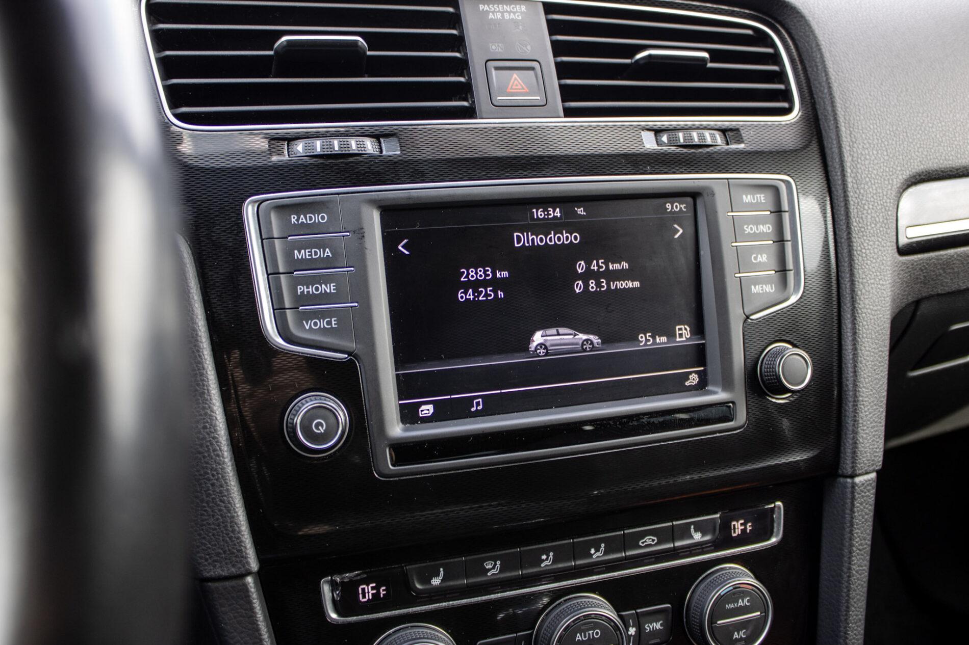 2016 Volkswagen Golf GTI, bílá hatchback, 120 335 km