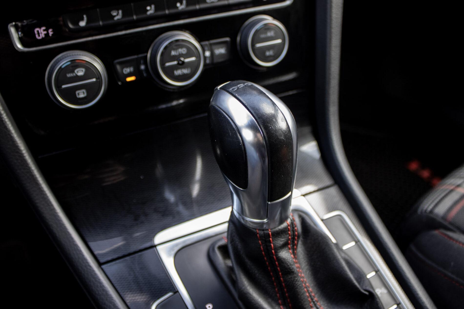 2016 Volkswagen Golf GTI, bílá hatchback, 120 335 km