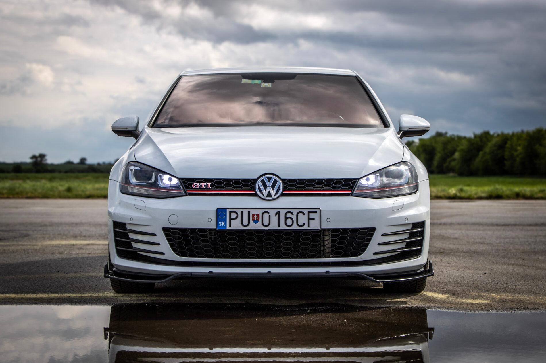 2016 Volkswagen Golf GTI, bílá hatchback, 120 335 km
