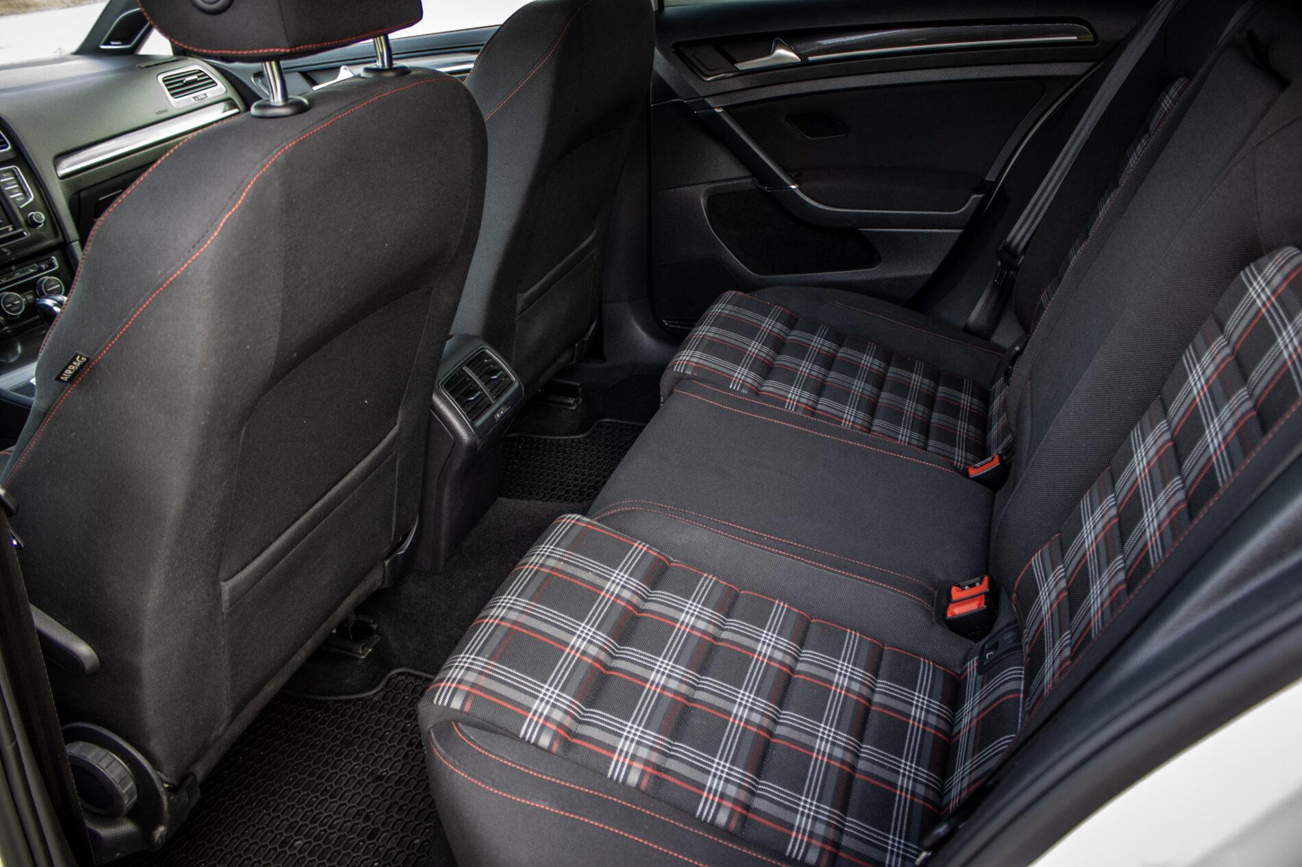2016 Volkswagen Golf GTI, bílá hatchback, 120 335 km