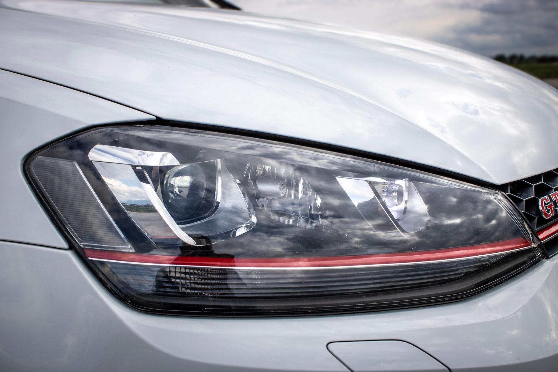 2016 Volkswagen Golf GTI, bílá hatchback, 120 335 km