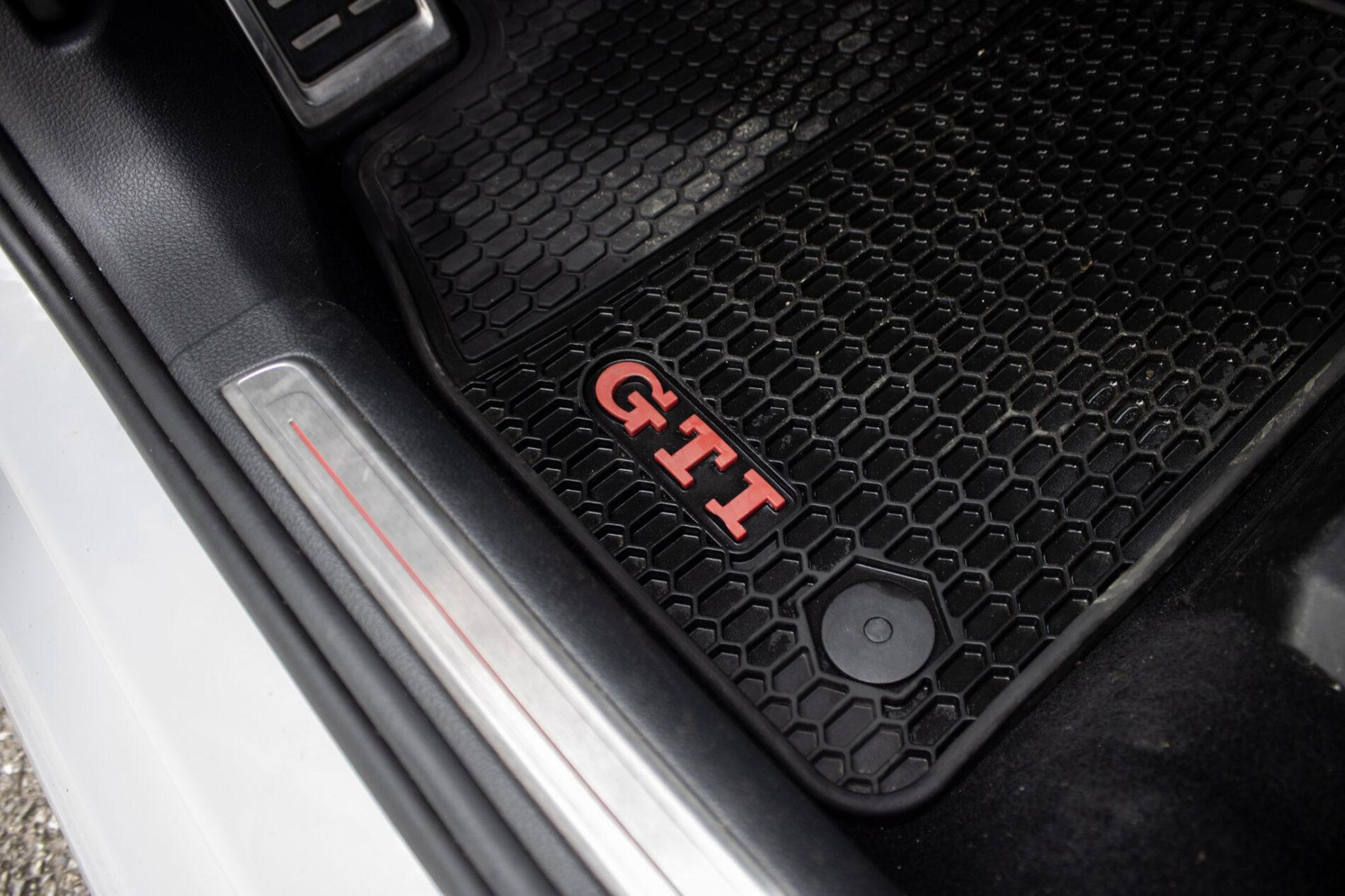 2016 Volkswagen Golf GTI, bílá hatchback, 120 335 km