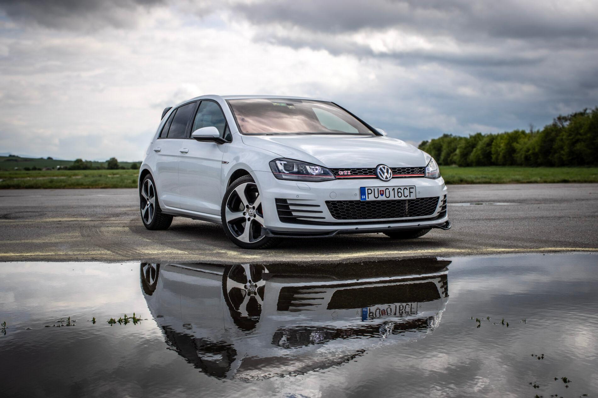 2016 Volkswagen Golf GTI, bílá hatchback, 120 335 km